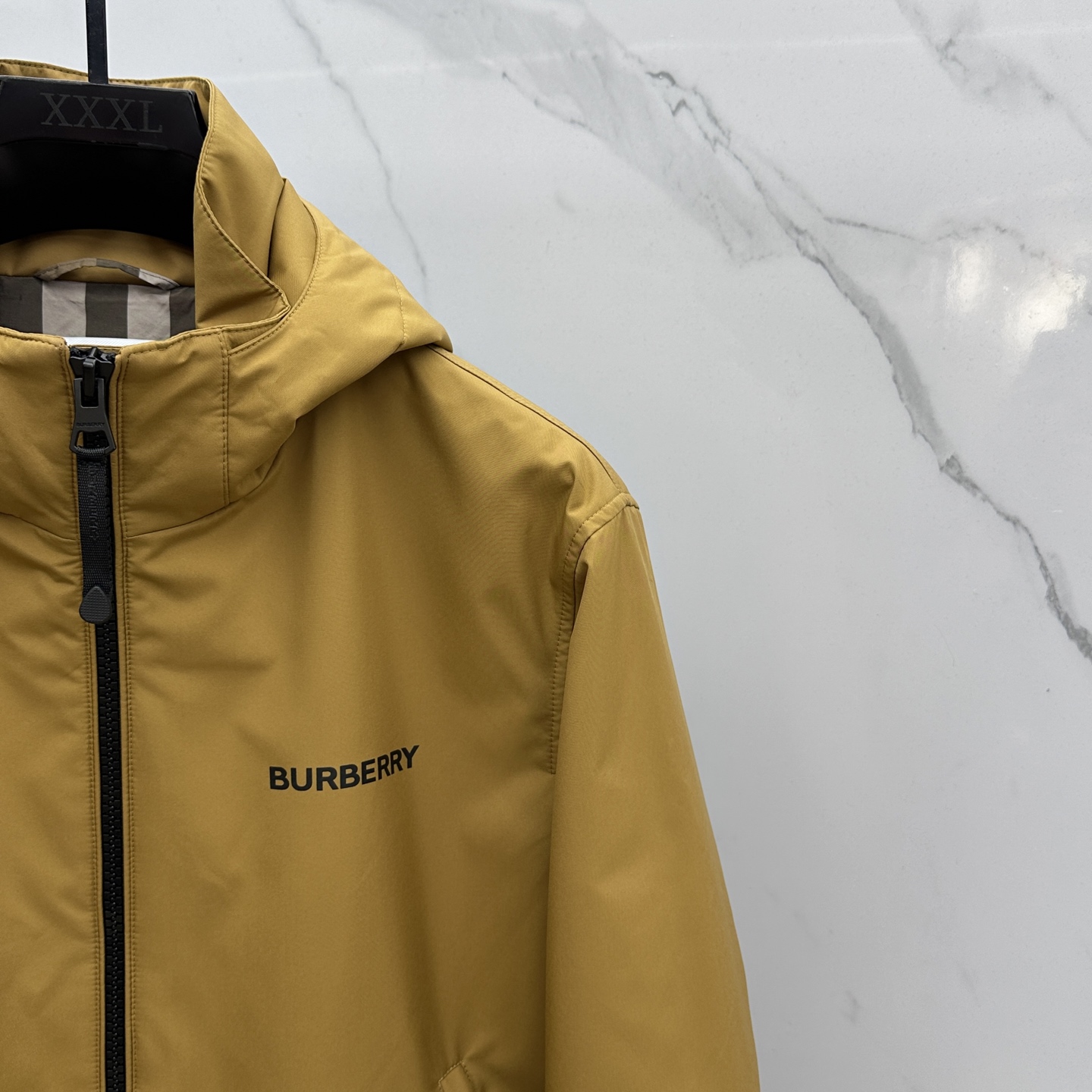 。 🆕Burberry巴宝莉 2025ss早秋新款发布 巴宝莉连帽夹克外套，拼接面料秋季爆款夹薄棉夹克外