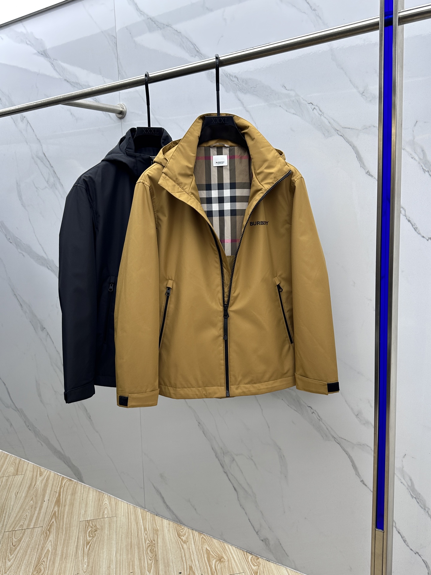 。 🆕Burberry巴宝莉 2025ss早秋新款发布 巴宝莉连帽夹克外套，拼接面料秋季爆款夹薄棉夹克外