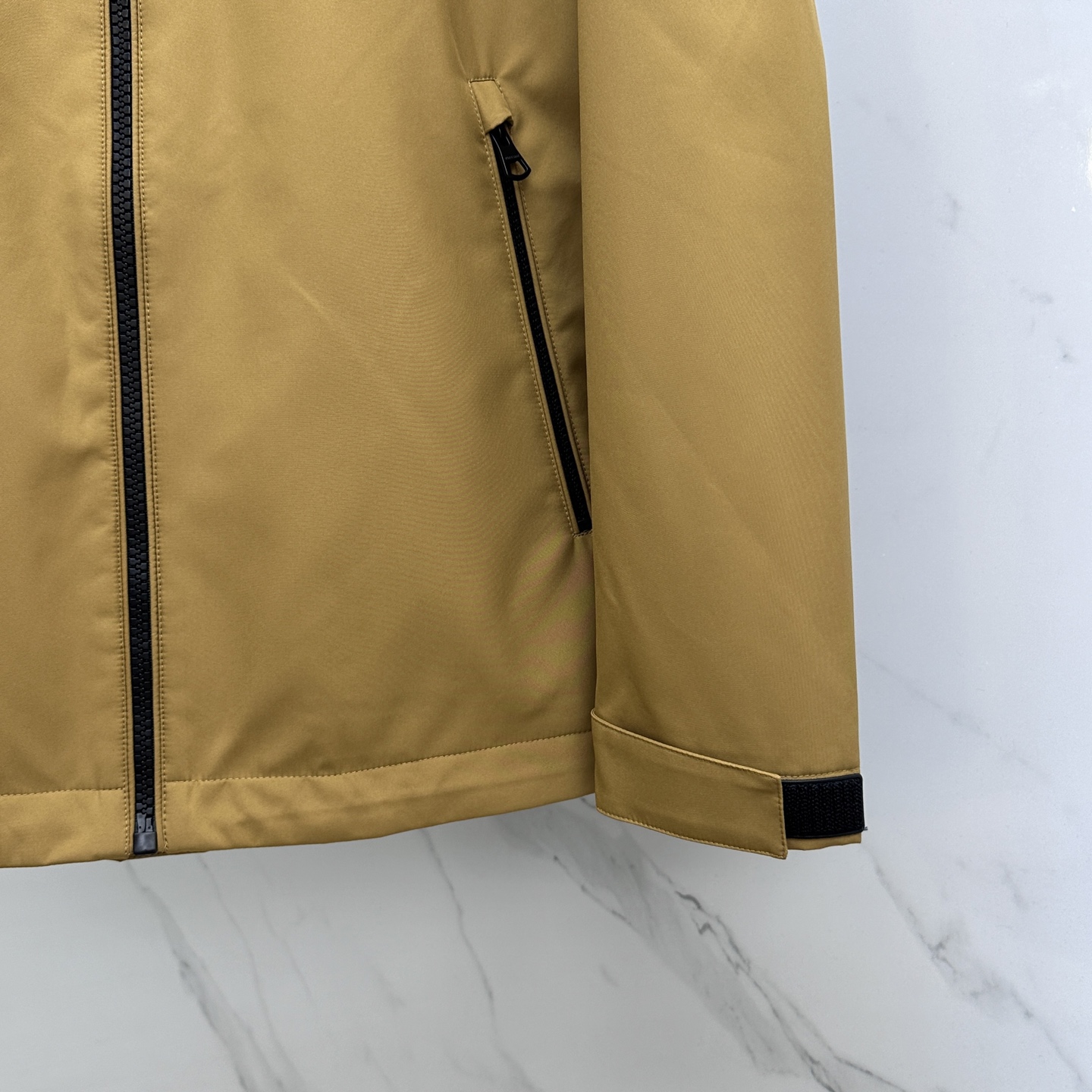 。 🆕Burberry巴宝莉 2025ss早秋新款发布 巴宝莉连帽夹克外套，拼接面料秋季爆款夹薄棉夹克外