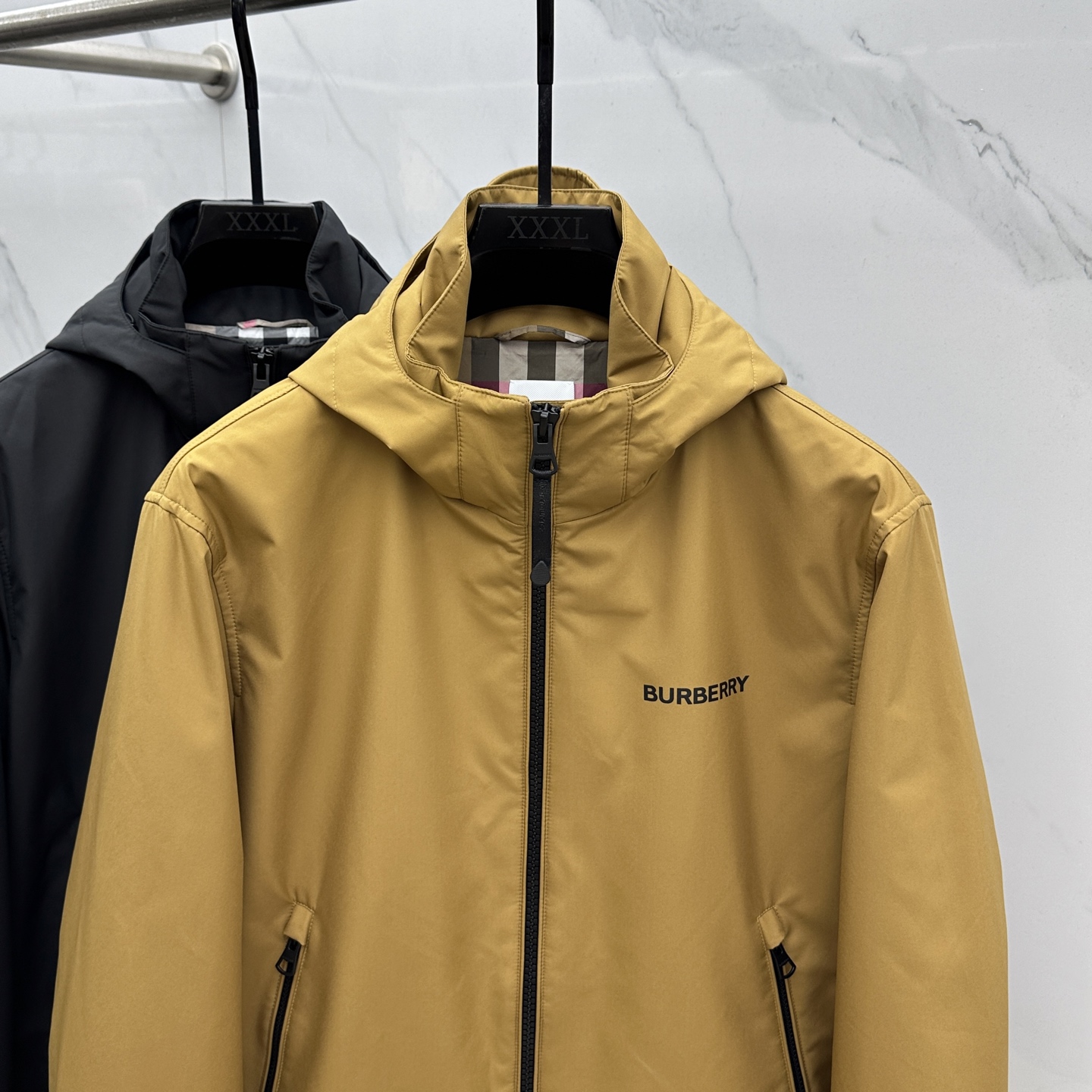 。 🆕Burberry巴宝莉 2025ss早秋新款发布 巴宝莉连帽夹克外套，拼接面料秋季爆款夹薄棉夹克外