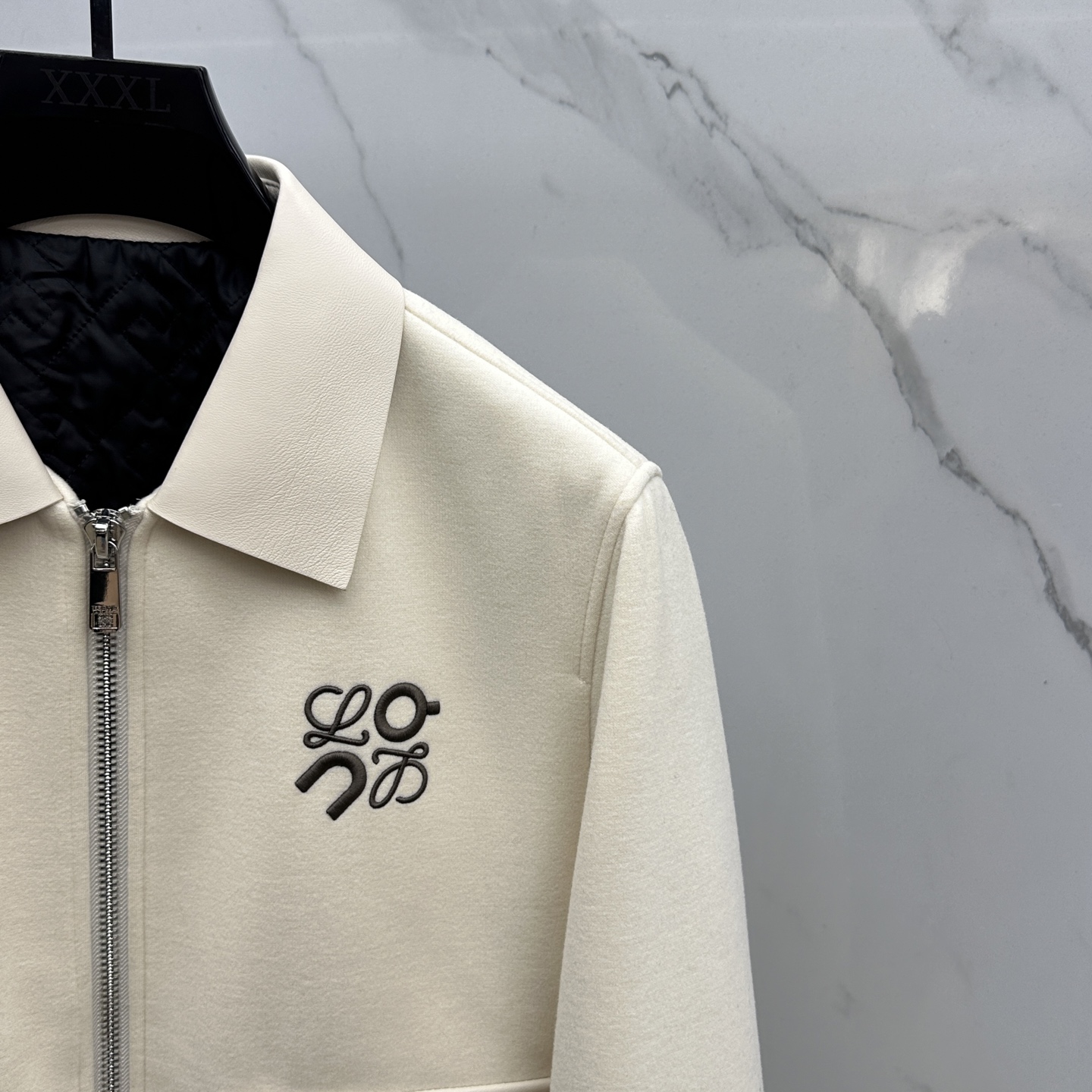 。 🆕Loewe罗意威 2025ss早春最新款 罗意威翻领休闲外套 高端品质、羊毛面料真皮拼接袖，柔软舒