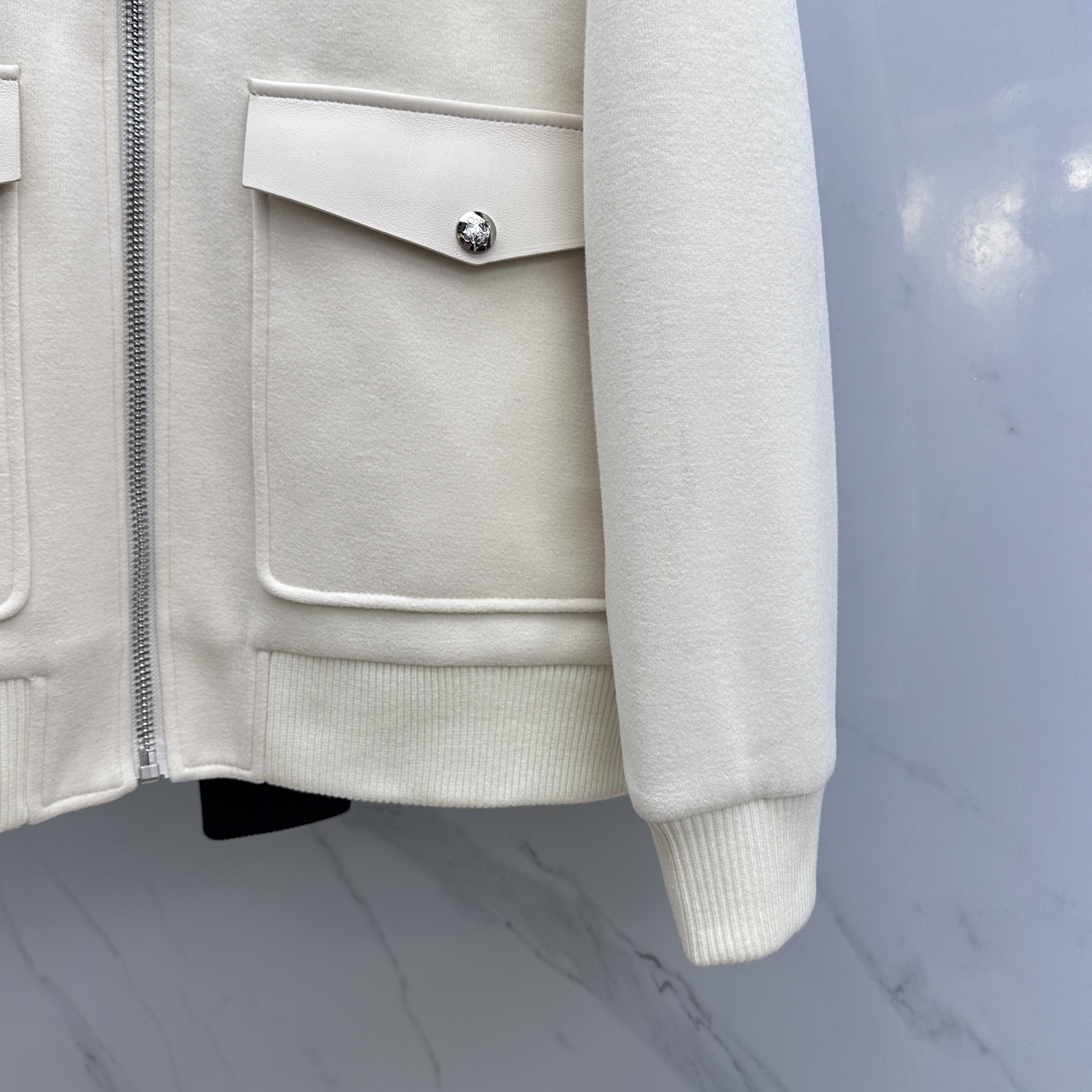 。 🆕Loewe罗意威 2025ss早春最新款 罗意威翻领休闲外套 高端品质、羊毛面料真皮拼接袖，柔软舒