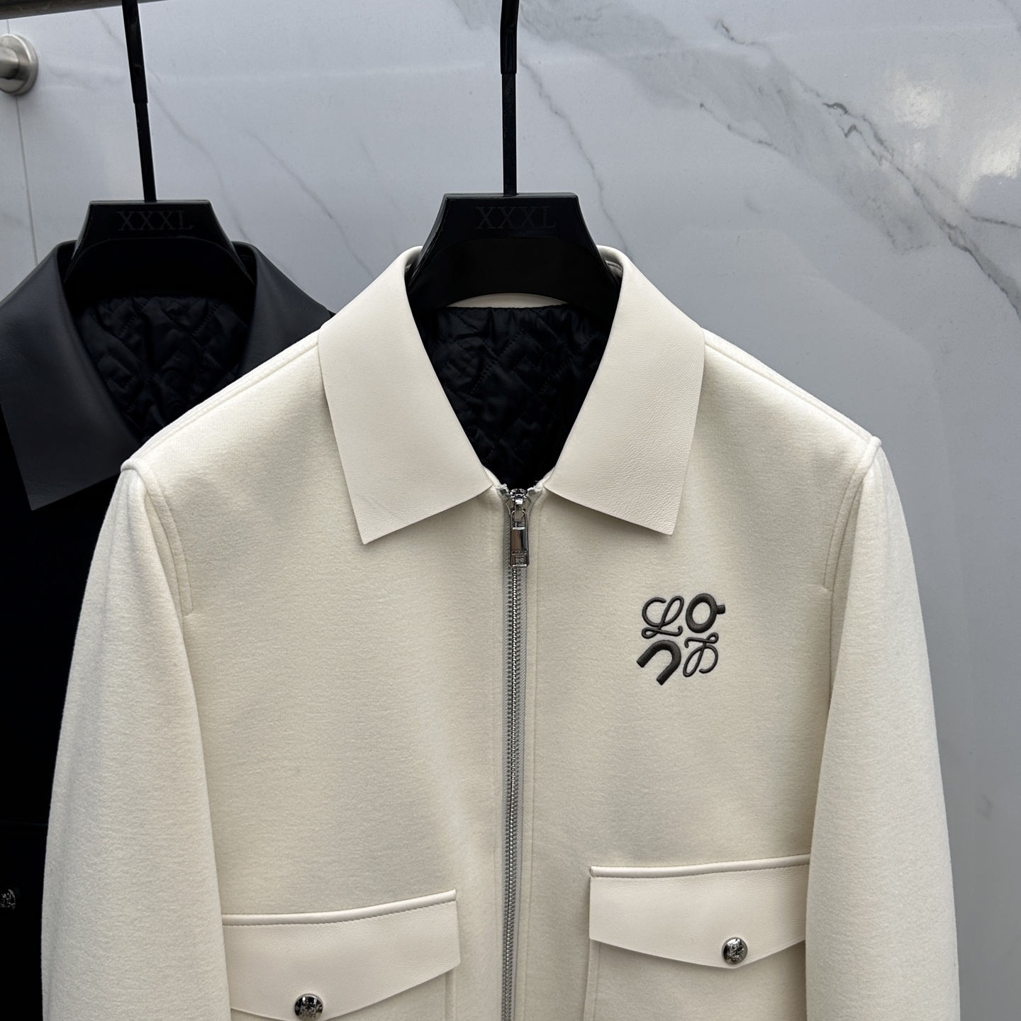 。 🆕Loewe罗意威 2025ss早春最新款 罗意威翻领休闲外套 高端品质、羊毛面料真皮拼接袖，柔软舒