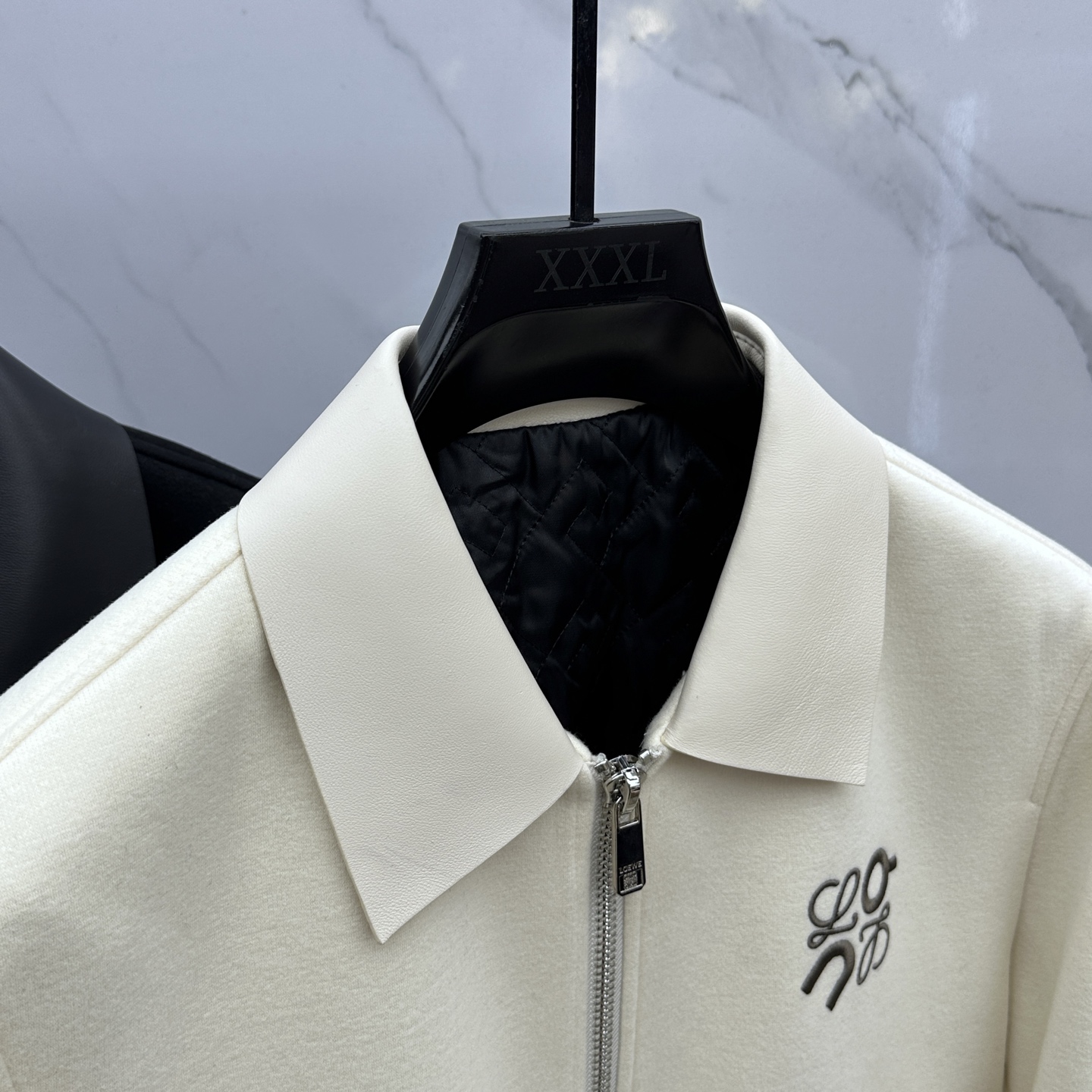 。 🆕Loewe罗意威 2025ss早春最新款 罗意威翻领休闲外套 高端品质、羊毛面料真皮拼接袖，柔软舒