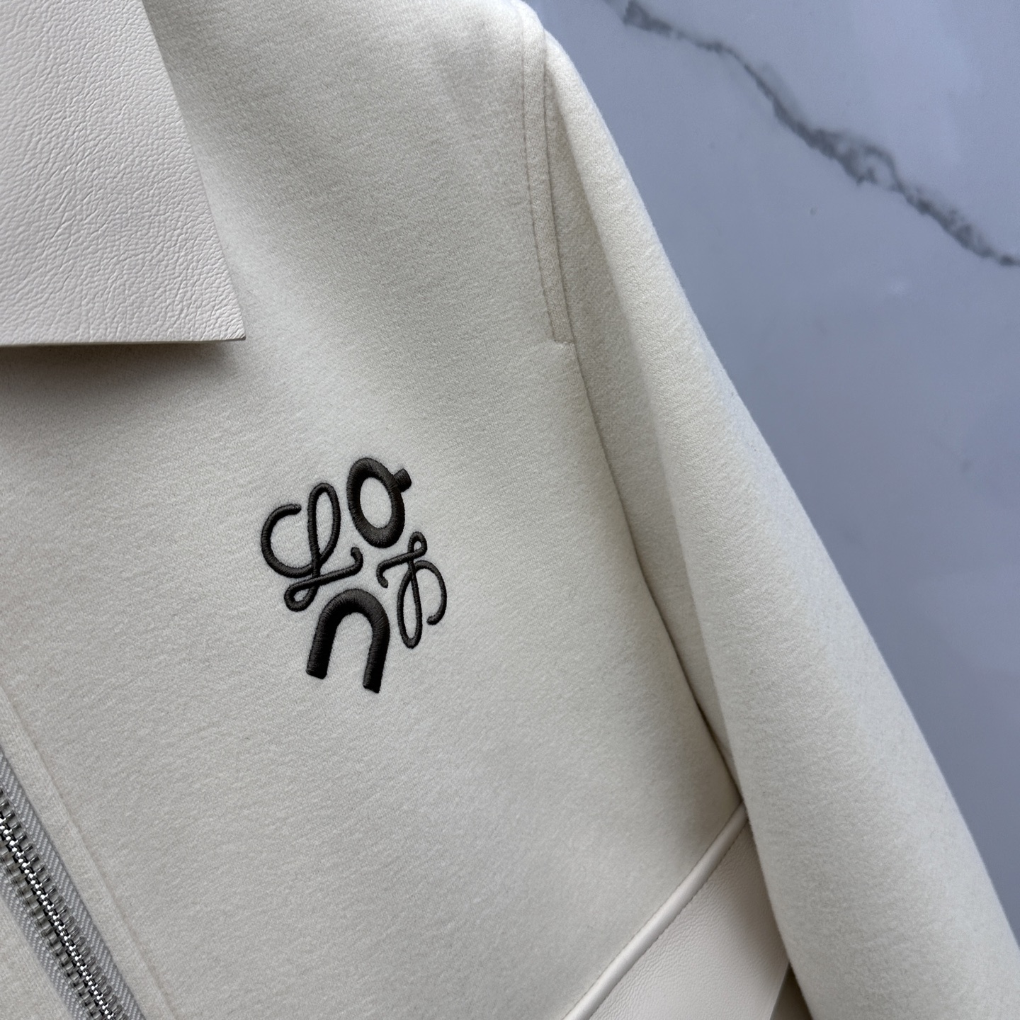 。 🆕Loewe罗意威 2025ss早春最新款 罗意威翻领休闲外套 高端品质、羊毛面料真皮拼接袖，柔软舒