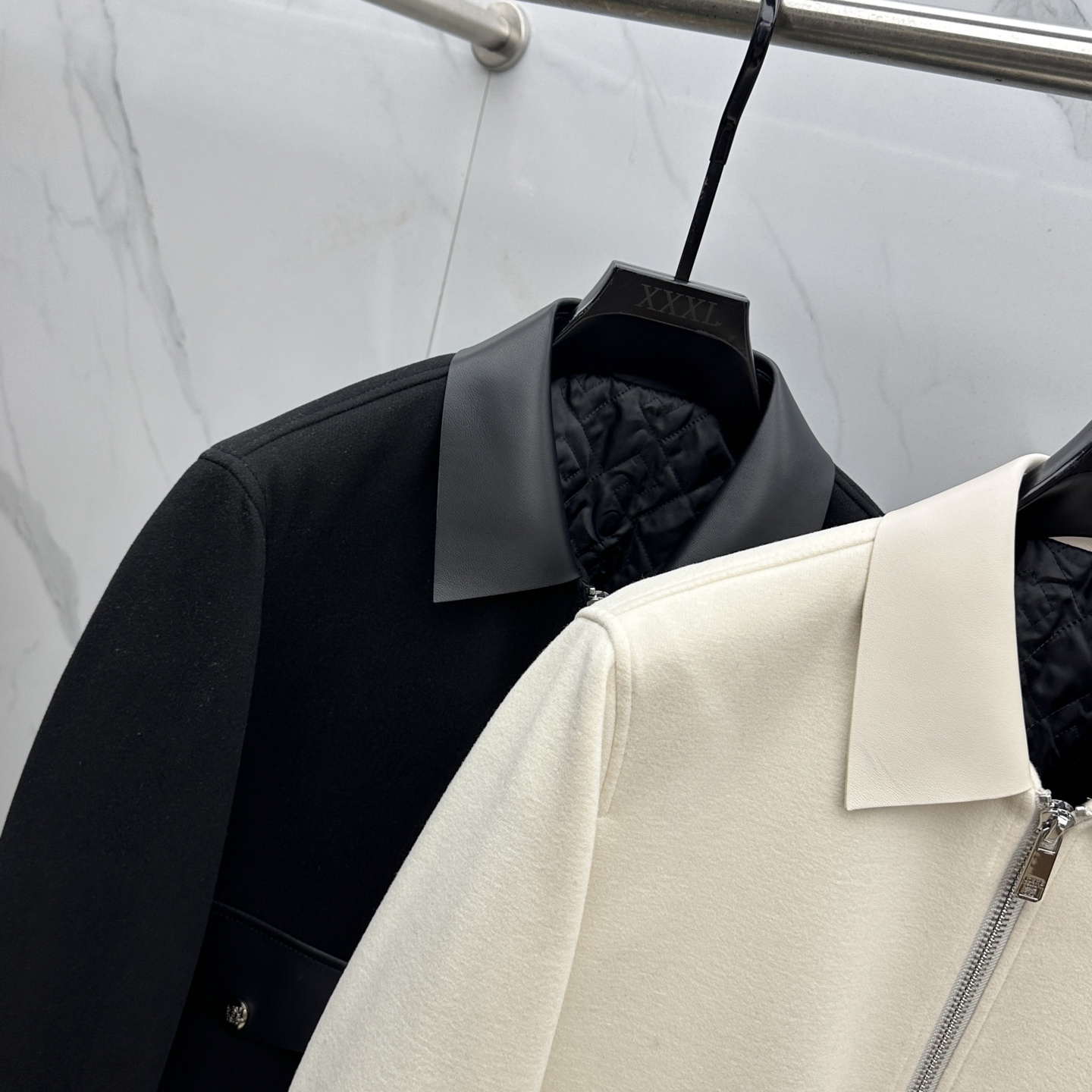 。 🆕Loewe罗意威 2025ss早春最新款 罗意威翻领休闲外套 高端品质、羊毛面料真皮拼接袖，柔软舒