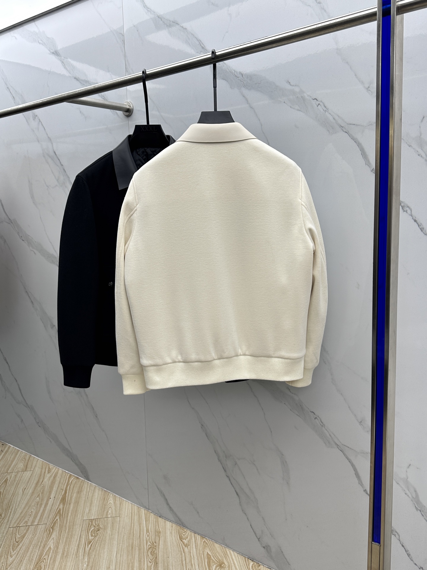 。 🆕Loewe罗意威 2025ss早春最新款 罗意威翻领休闲外套 高端品质、羊毛面料真皮拼接袖，柔软舒