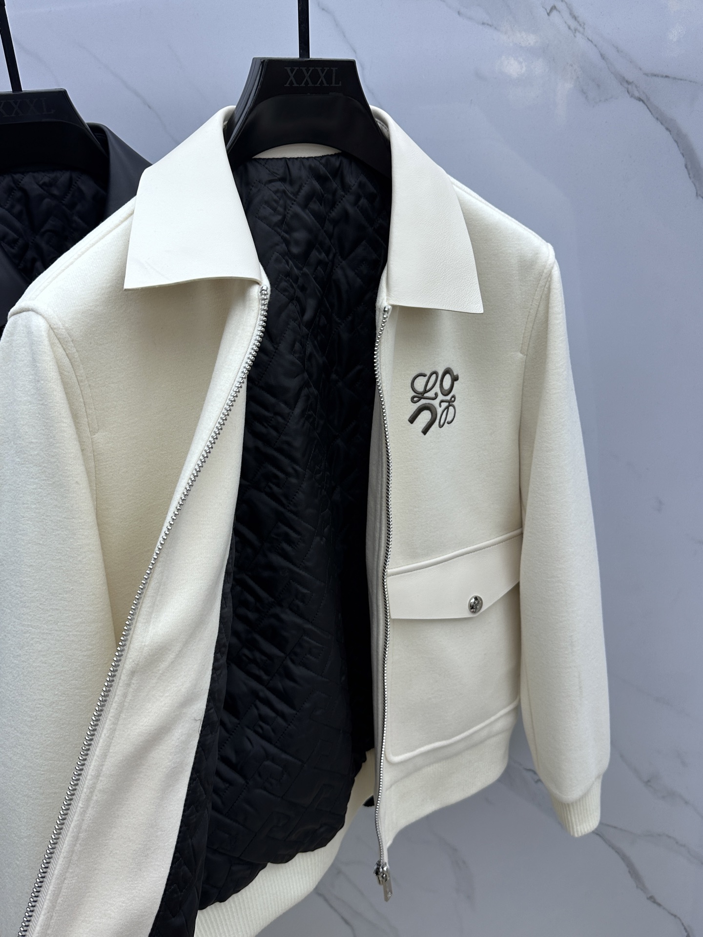 。 🆕Loewe罗意威 2025ss早春最新款 罗意威翻领休闲外套 高端品质、羊毛面料真皮拼接袖，柔软舒