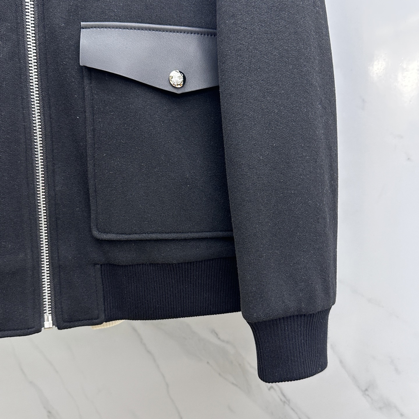 。 🆕Loewe罗意威 2025ss早春最新款 罗意威翻领休闲外套 高端品质、羊毛面料真皮拼接袖，柔软舒