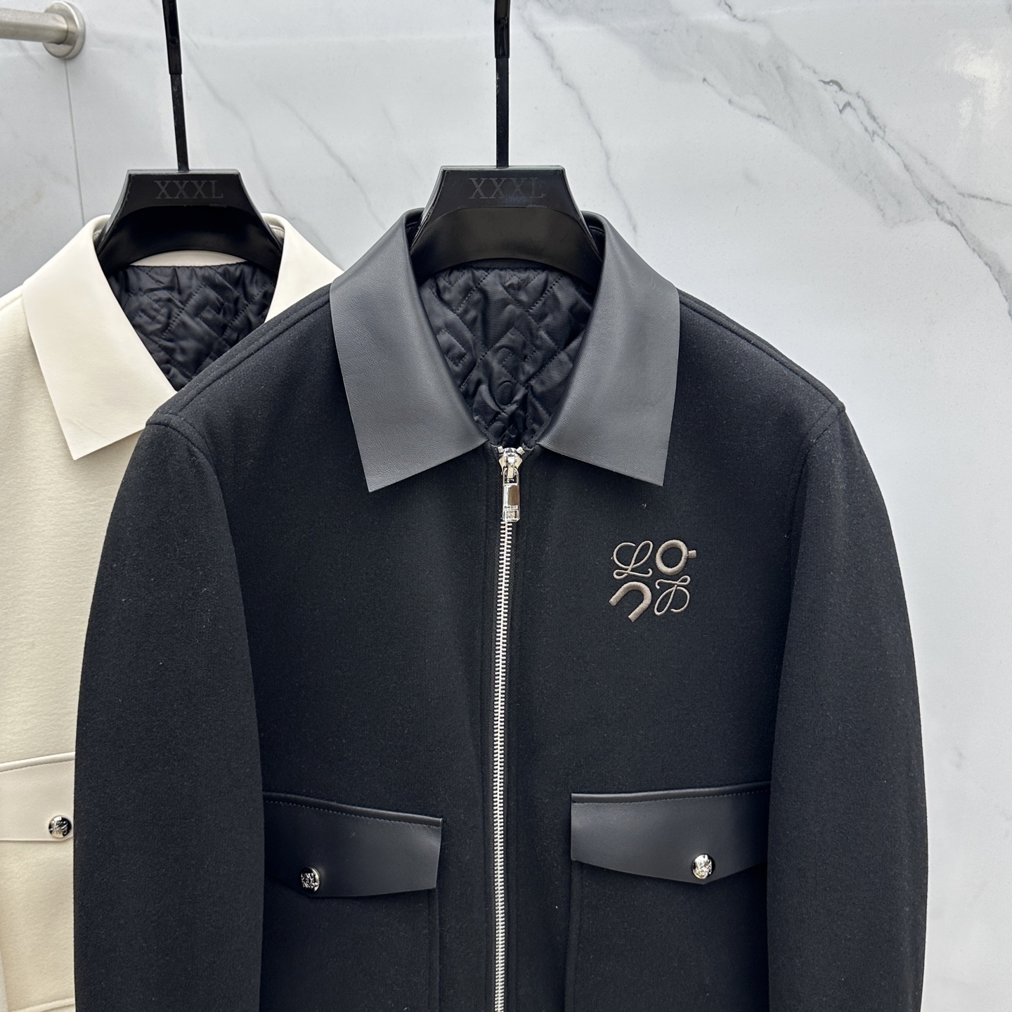 。 🆕Loewe罗意威 2025ss早春最新款 罗意威翻领休闲外套 高端品质、羊毛面料真皮拼接袖，柔软舒