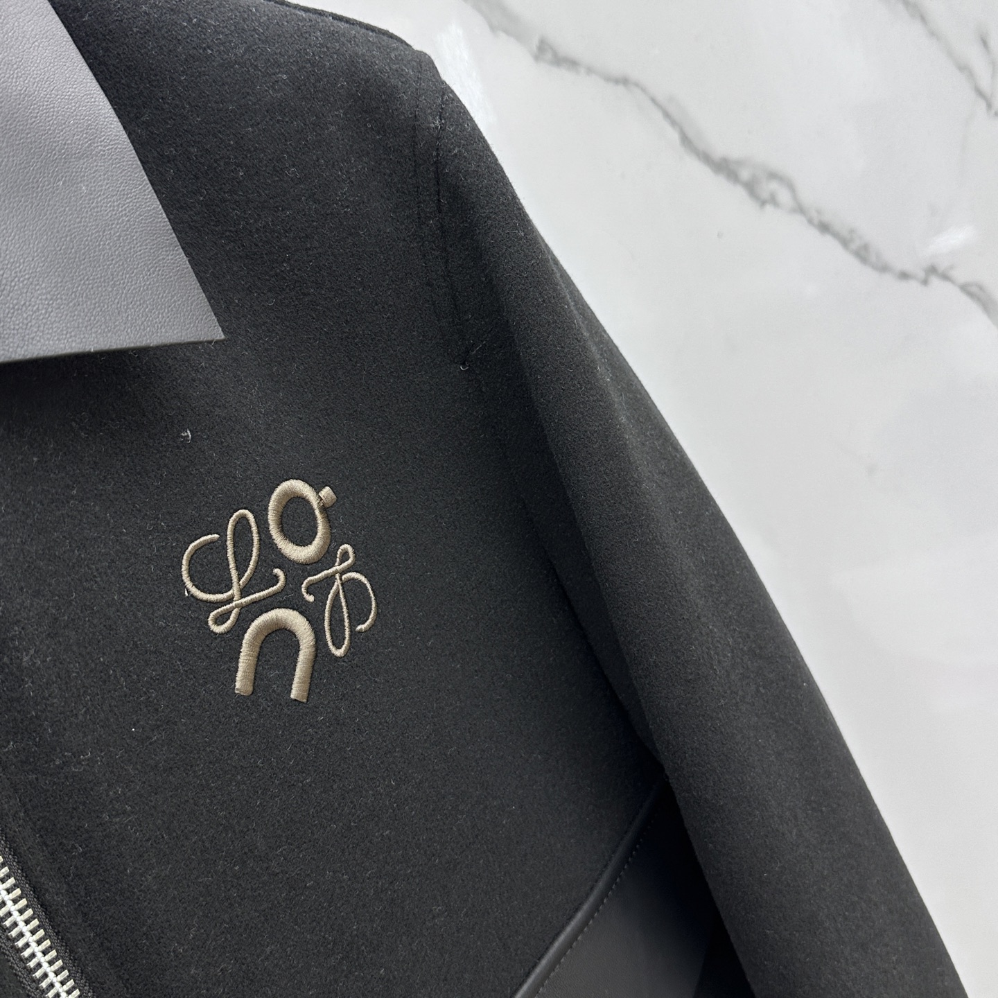 。 🆕Loewe罗意威 2025ss早春最新款 罗意威翻领休闲外套 高端品质、羊毛面料真皮拼接袖，柔软舒