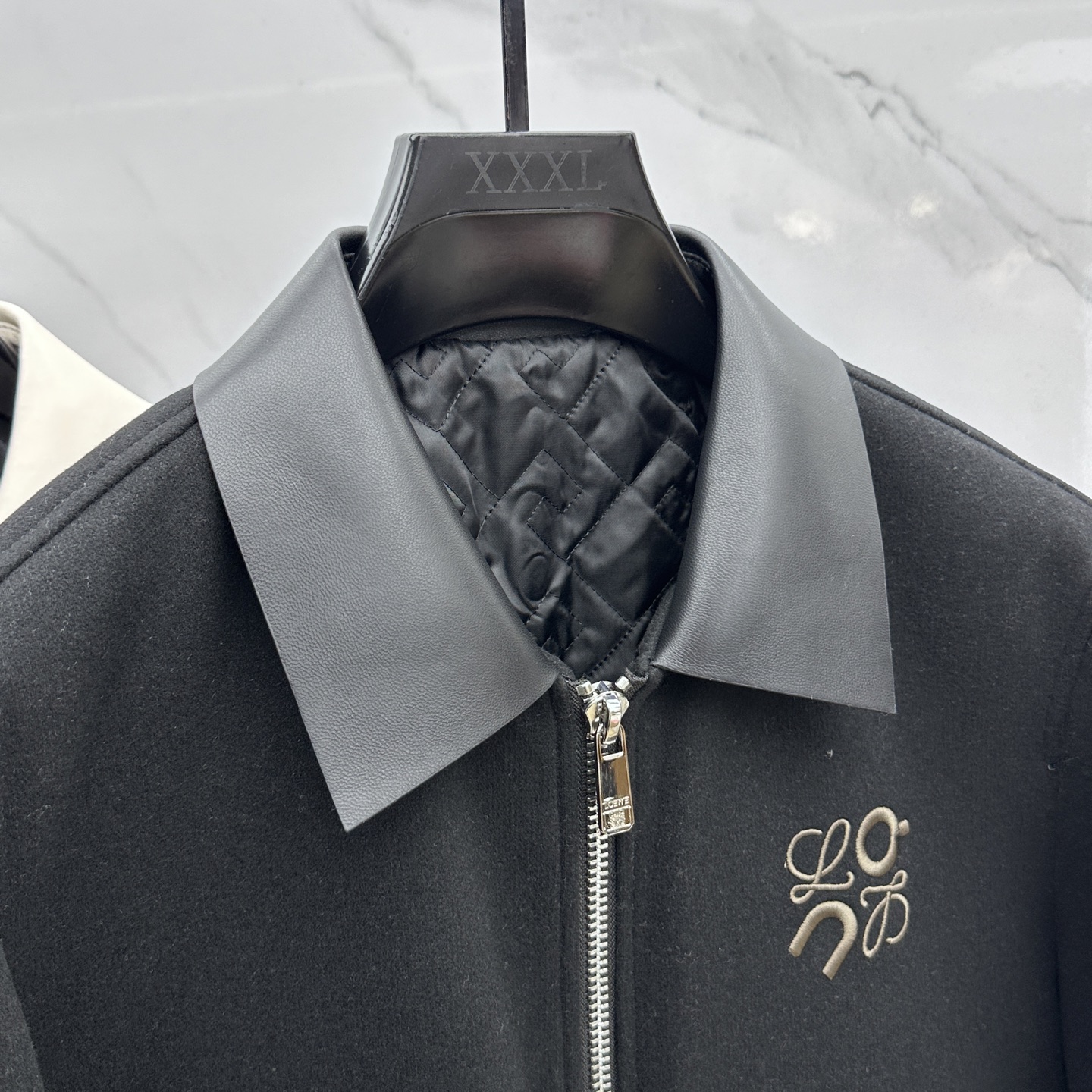 。 🆕Loewe罗意威 2025ss早春最新款 罗意威翻领休闲外套 高端品质、羊毛面料真皮拼接袖，柔软舒