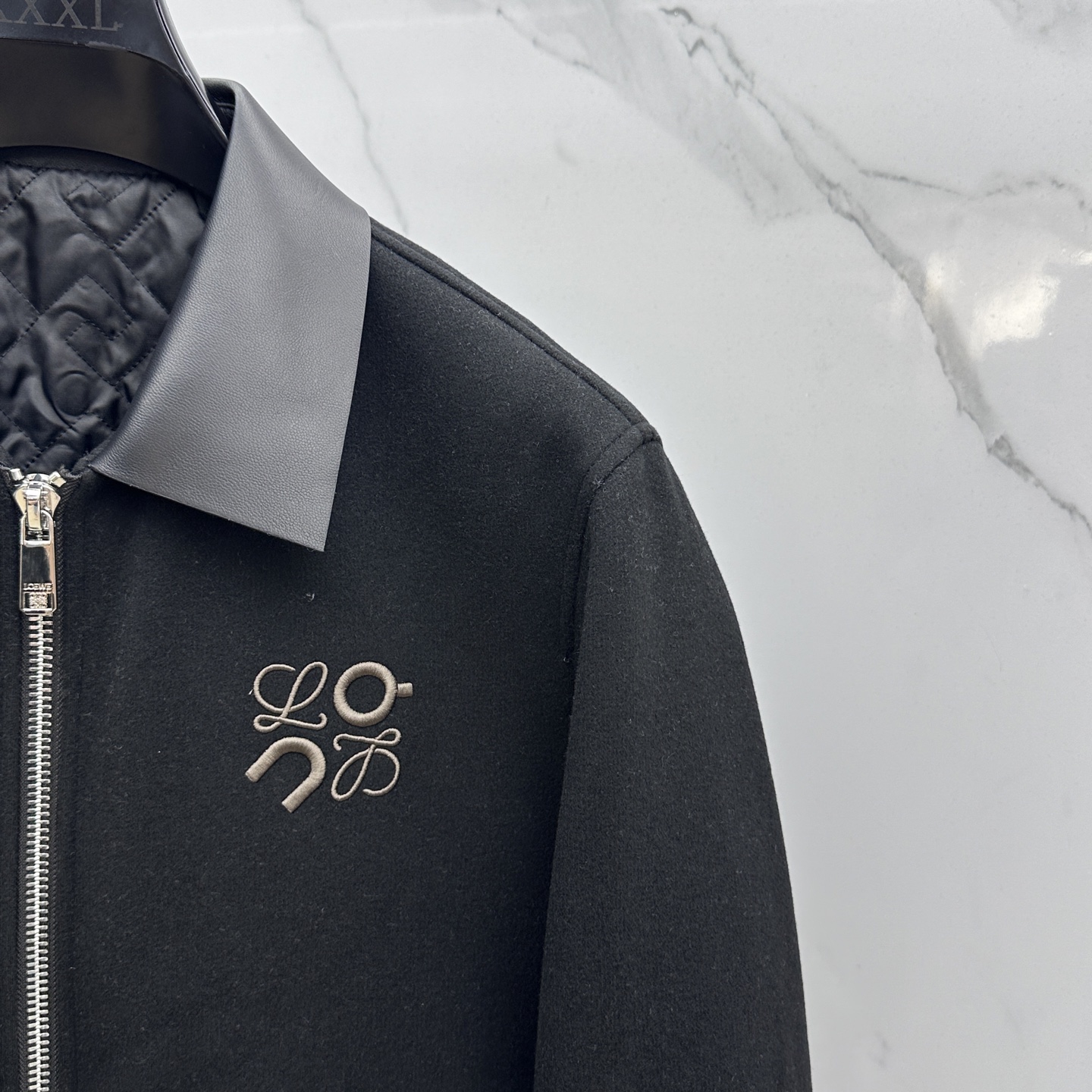 。 🆕Loewe罗意威 2025ss早春最新款 罗意威翻领休闲外套 高端品质、羊毛面料真皮拼接袖，柔软舒