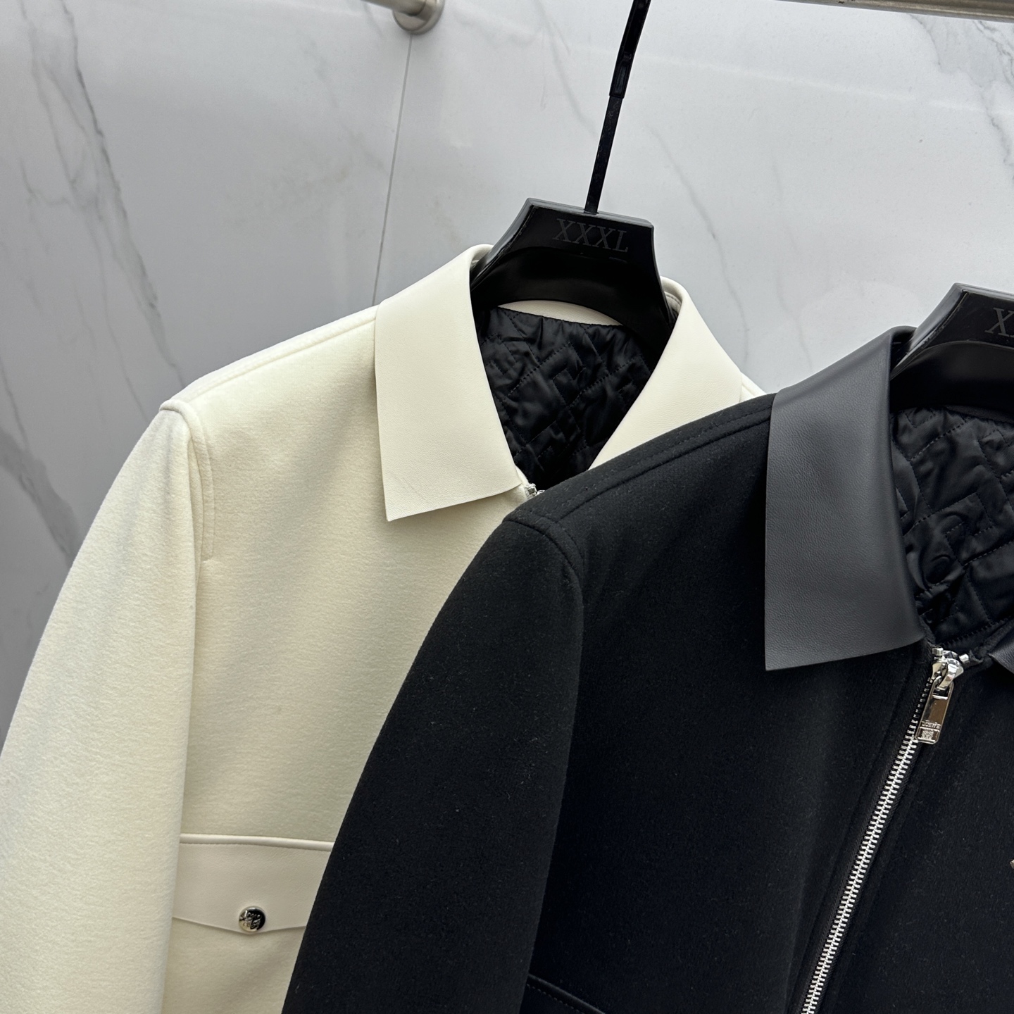 。 🆕Loewe罗意威 2025ss早春最新款 罗意威翻领休闲外套 高端品质、羊毛面料真皮拼接袖，柔软舒