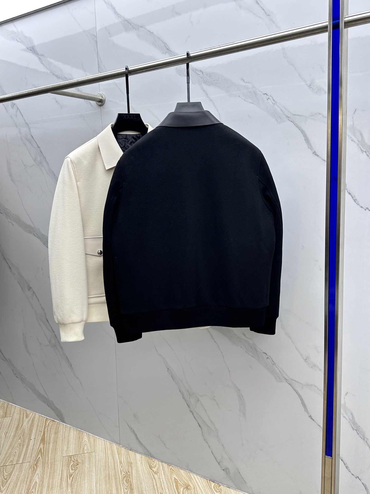 。 🆕Loewe罗意威 2025ss早春最新款 罗意威翻领休闲外套 高端品质、羊毛面料真皮拼接袖，柔软舒