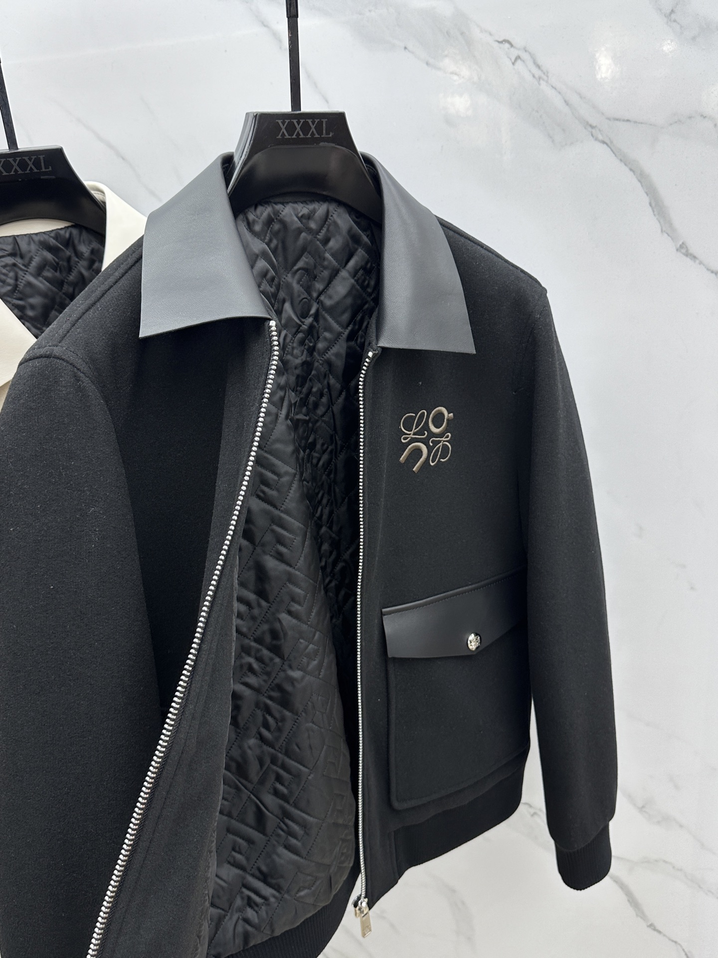 。 🆕Loewe罗意威 2025ss早春最新款 罗意威翻领休闲外套 高端品质、羊毛面料真皮拼接袖，柔软舒