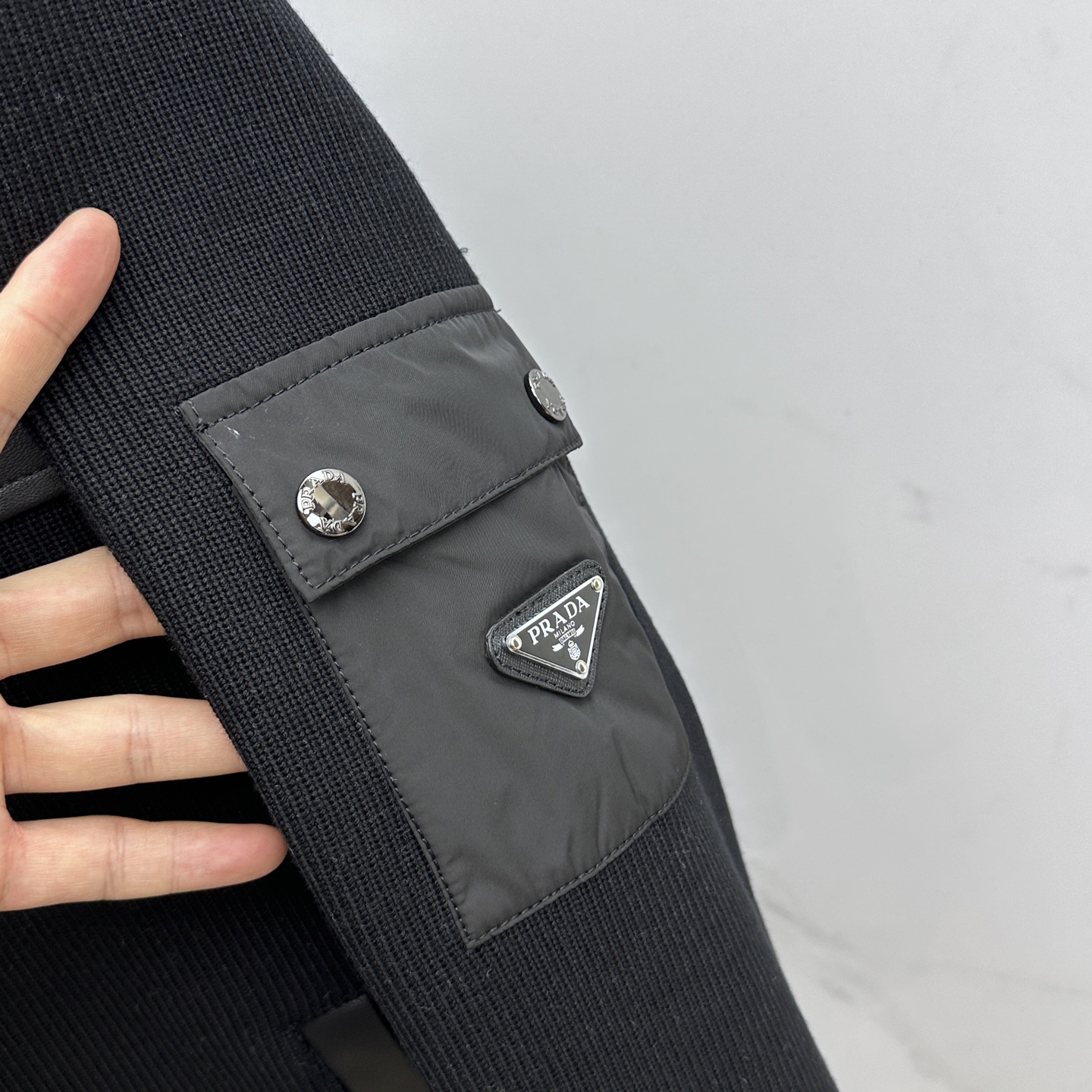 。 🆕Prada普拉达 2025ss早春最新款P家连帽款休闲外套连帽 高端品质、羊毛针织面料真皮拼接，柔