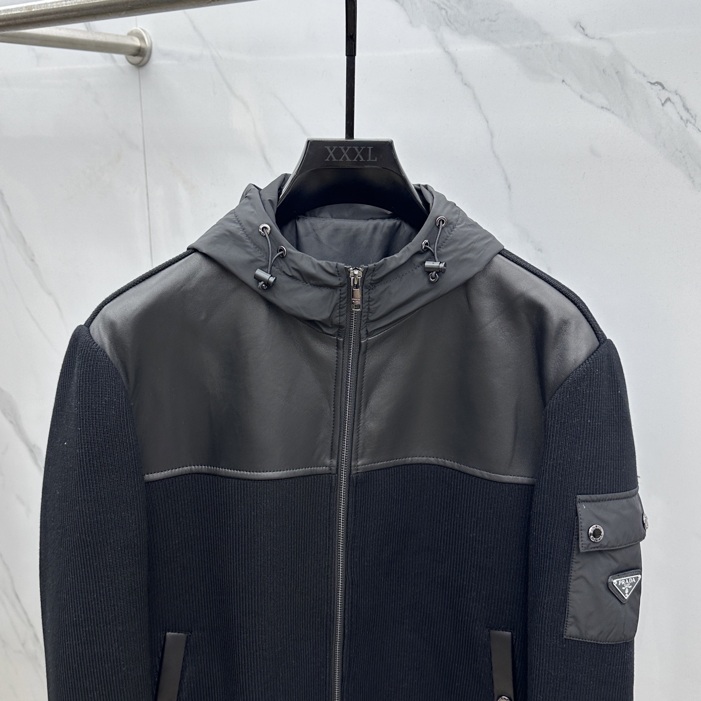 。 🆕Prada普拉达 2025ss早春最新款P家连帽款休闲外套连帽 高端品质、羊毛针织面料真皮拼接，柔