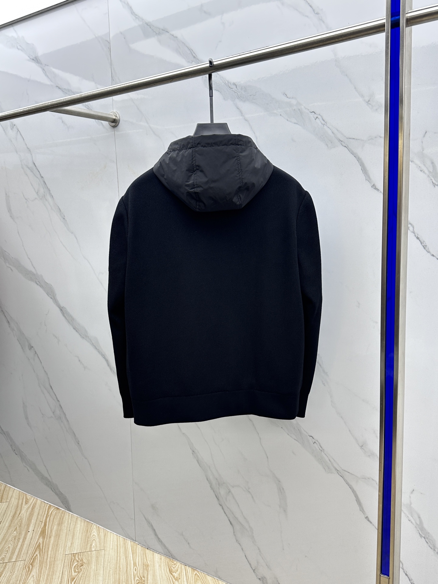 。 🆕Prada普拉达 2025ss早春最新款P家连帽款休闲外套连帽 高端品质、羊毛针织面料真皮拼接，柔