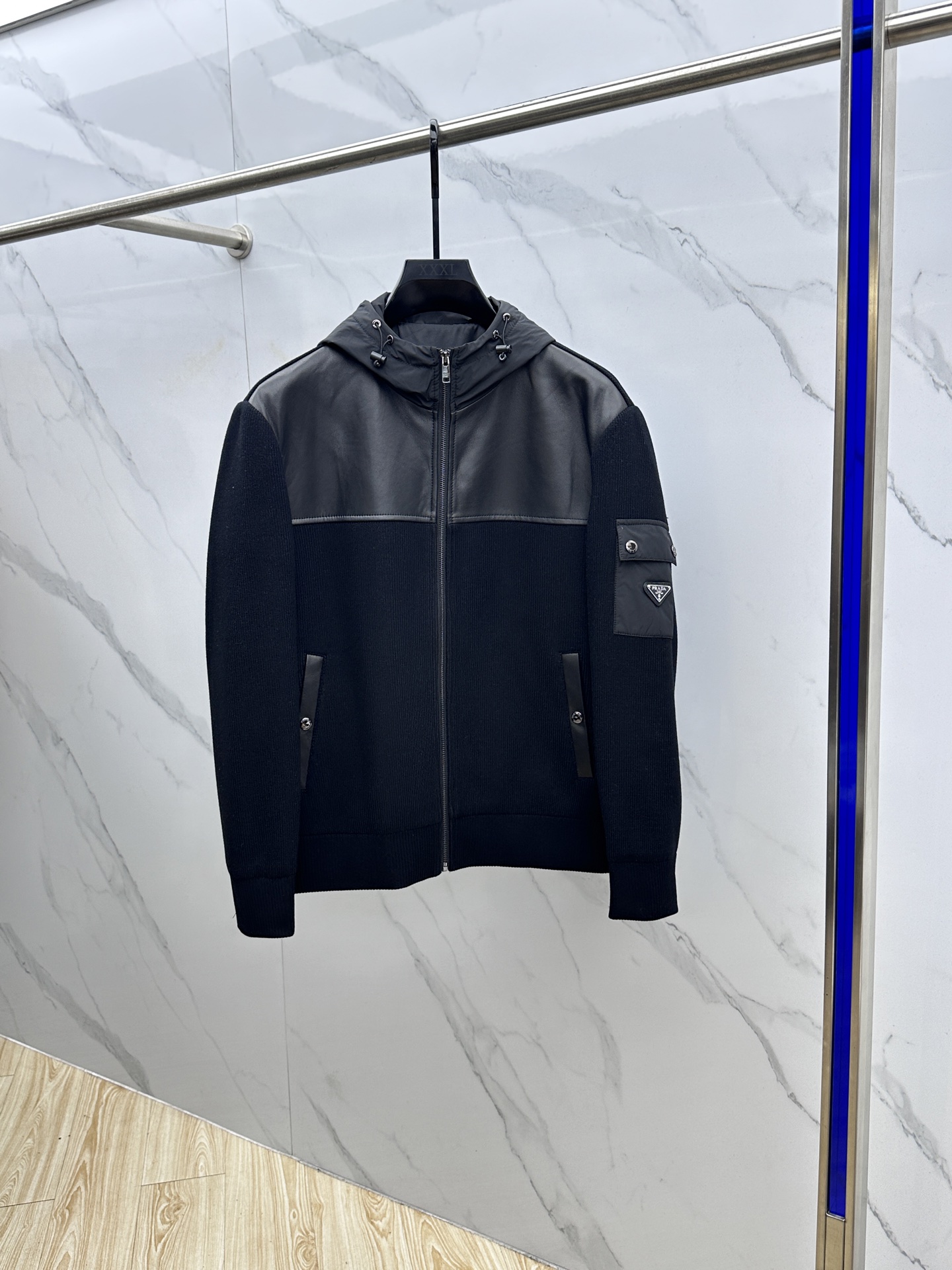 NO:523786,Prada 2025ss Early Spring latest P home hooded casual jacket hooded high-end quality, wool knitted fabric leather splicing, soft and comfortable. The fabric hardware is customized, breathable and comfortable to fit into a fabric. The logo adopts P home classic triangle armband design, the upper body is handsome and stylish, not restrained at all, and the upper body is super comfortable!  The whole piece is super cool and upscale!  The upper body is not thick, showing the fashionable and personalized atmosphere!  hs code count: 48-56, prada, prada, jackets & coats, hats, alexander wang19860909Prada普拉达 2025ss早春最新款P家连帽款休闲外套连帽 高端品质、羊毛针织面料真皮拼接,柔软舒适.版型面料五金都是定制,透气舒适合成面料,Logo采用P家经典三角袖章设计,上身帅气有型,一点不拘束、上身超级舒适！整件超级酷炫上档次！上身不厚重,尽显时尚个性气息！hs 码数:48-56,,prada,prada,jackets & coats,hats,alexander wang,Men's clothing