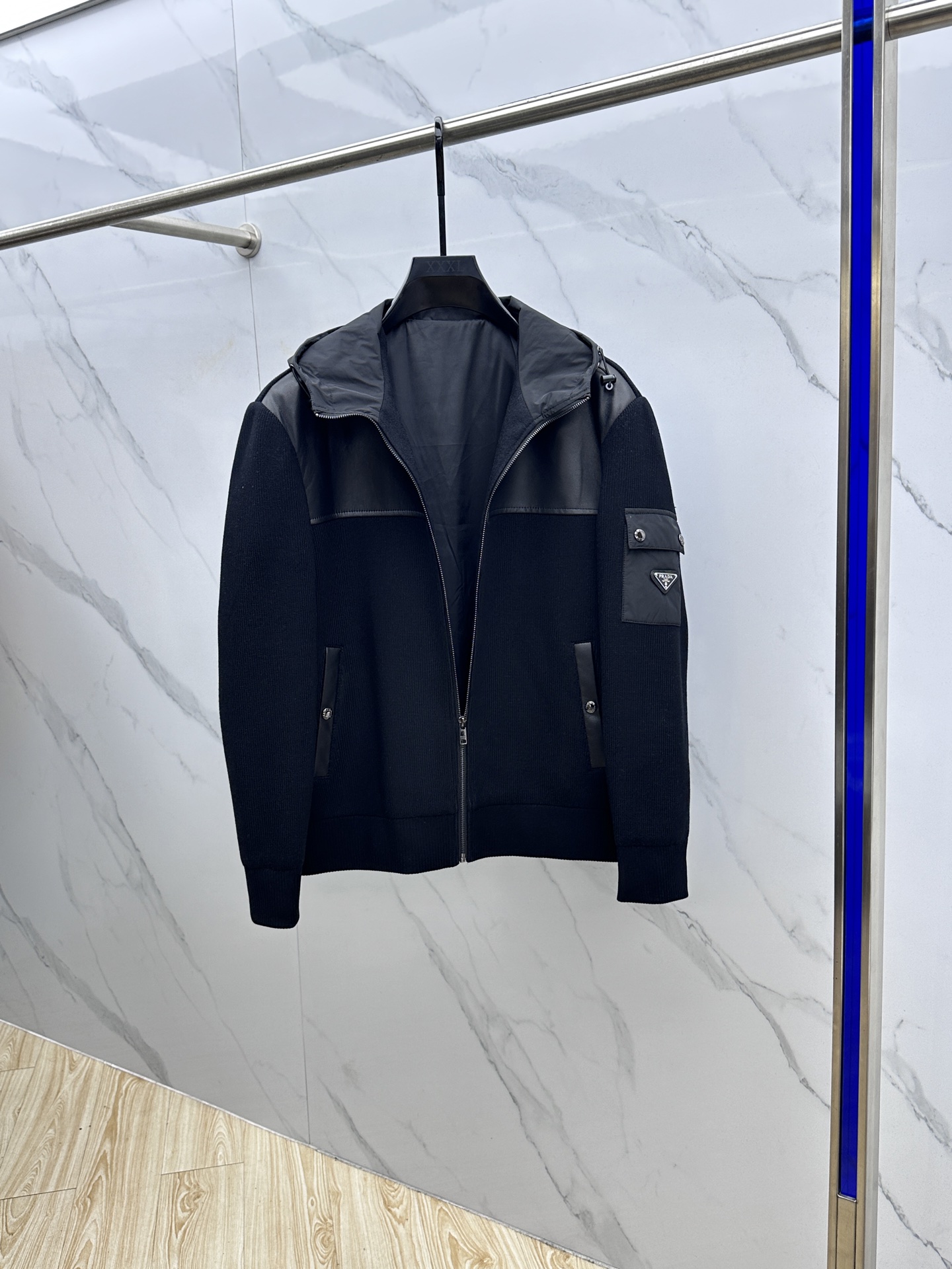 。 🆕Prada普拉达 2025ss早春最新款P家连帽款休闲外套连帽 高端品质、羊毛针织面料真皮拼接，柔