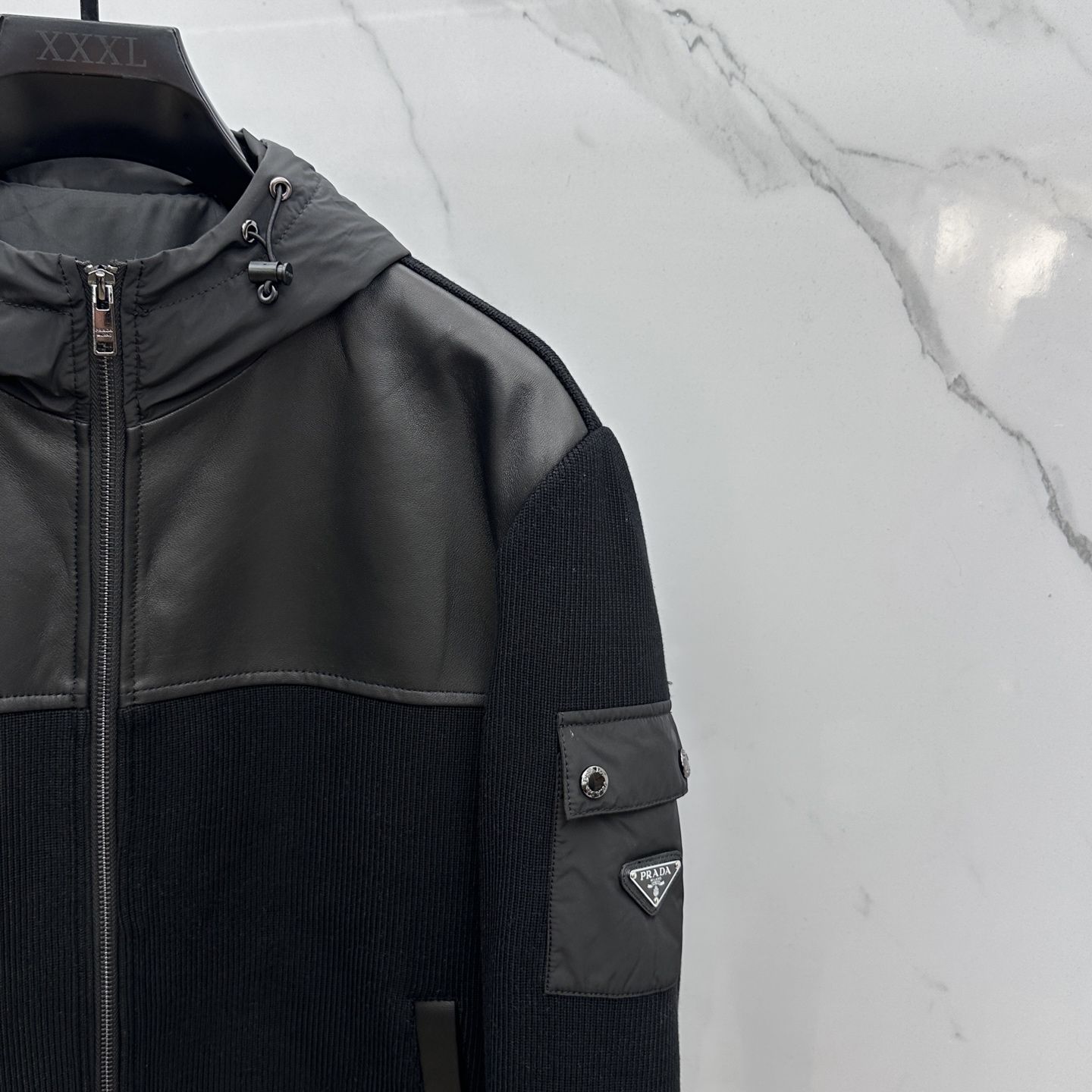 。 🆕Prada普拉达 2025ss早春最新款P家连帽款休闲外套连帽 高端品质、羊毛针织面料真皮拼接，柔