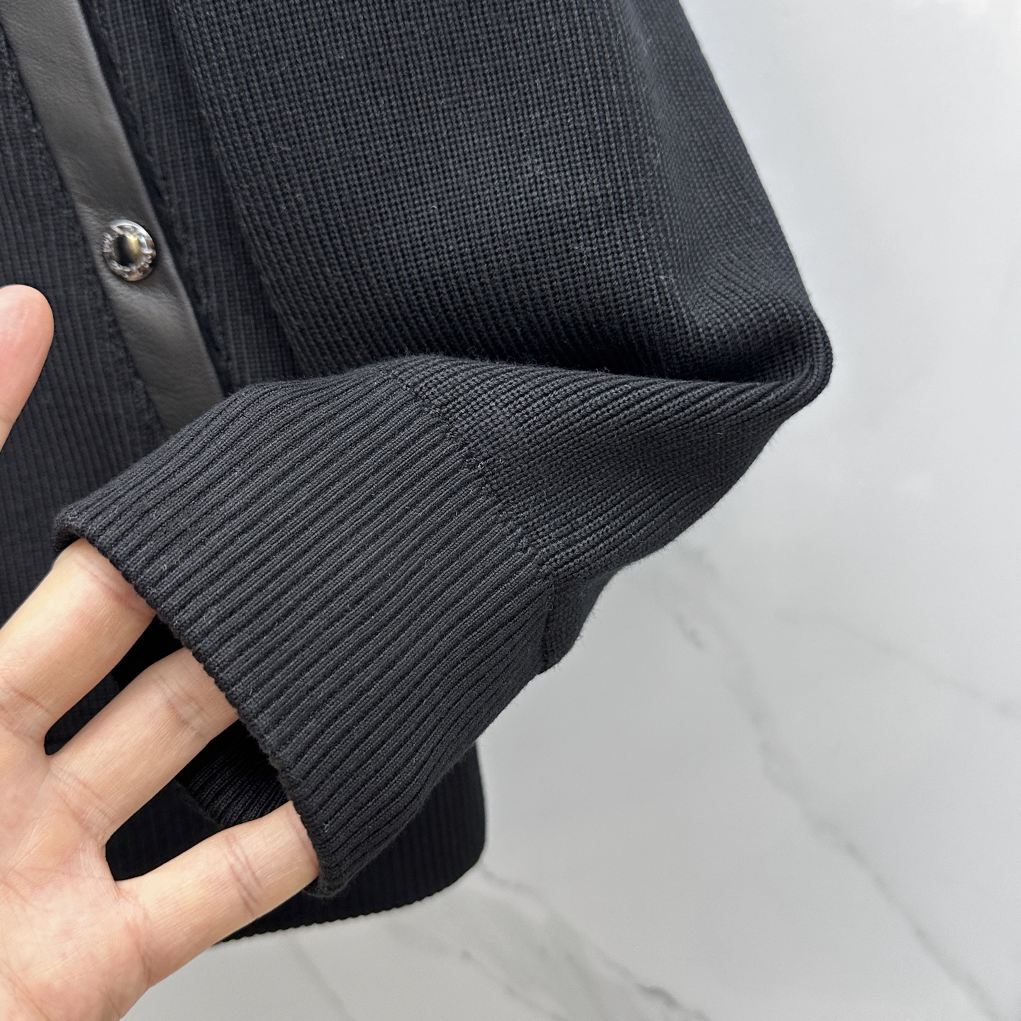 。 🆕Prada普拉达 2025ss早春最新款P家连帽款休闲外套连帽 高端品质、羊毛针织面料真皮拼接，柔