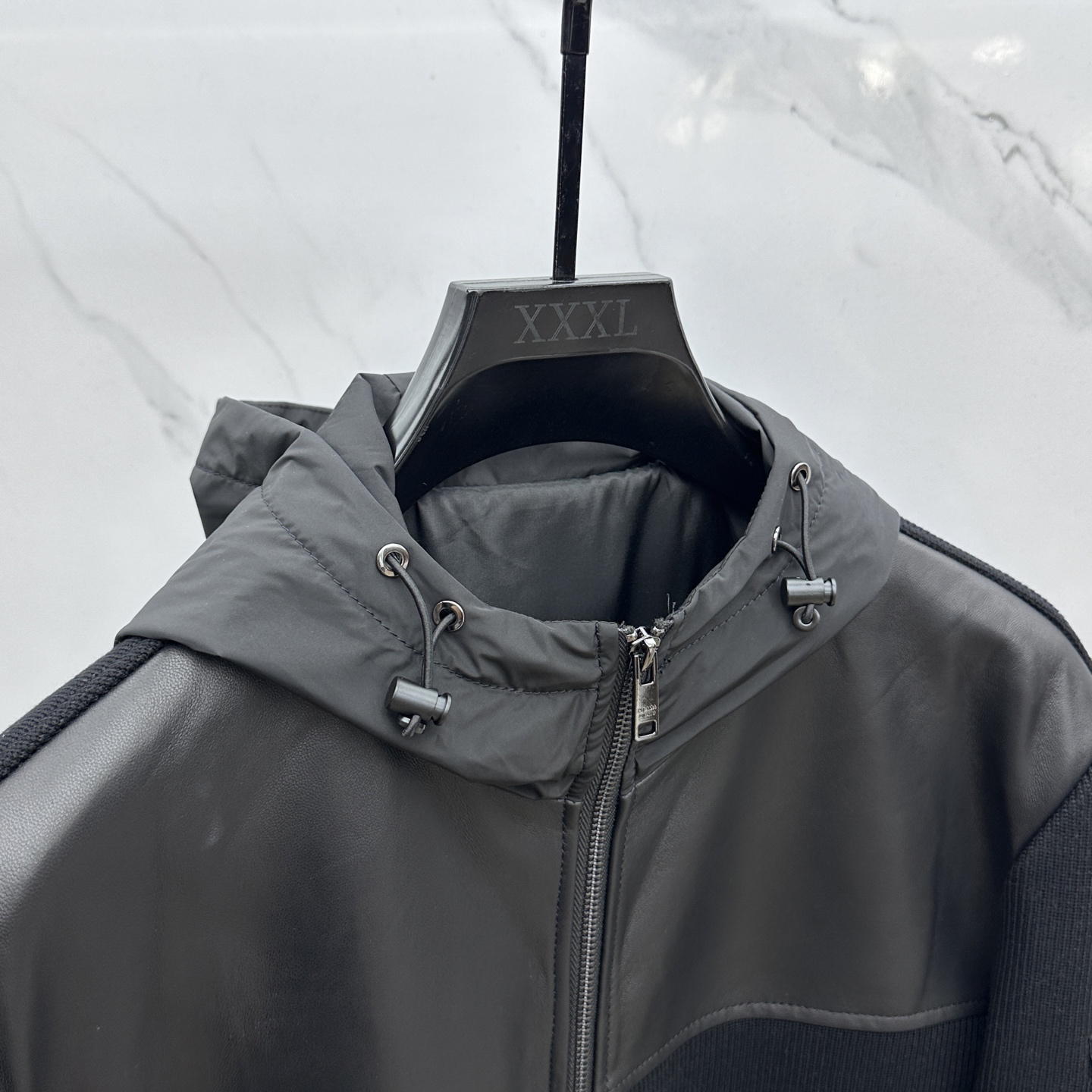 。 🆕Prada普拉达 2025ss早春最新款P家连帽款休闲外套连帽 高端品质、羊毛针织面料真皮拼接，柔