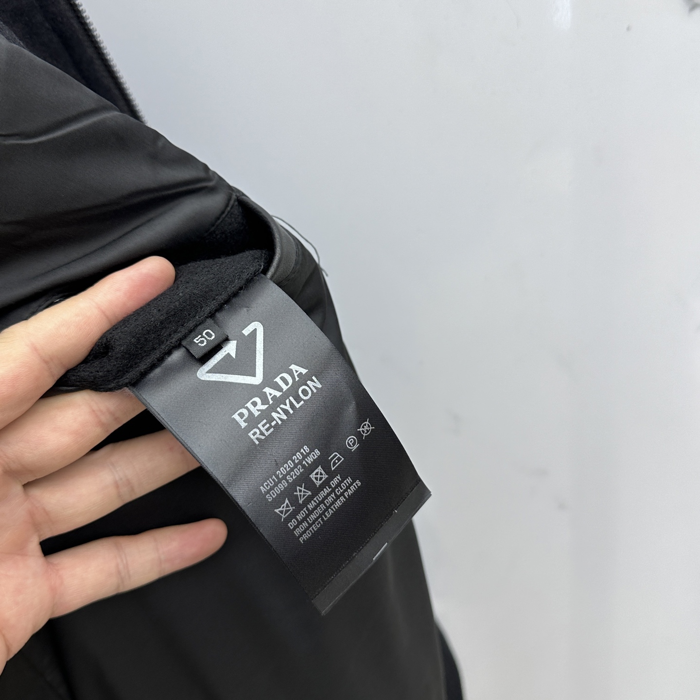 。 🆕Prada普拉达 2025ss早春最新款P家连帽款休闲外套连帽 高端品质、羊毛针织面料真皮拼接，柔