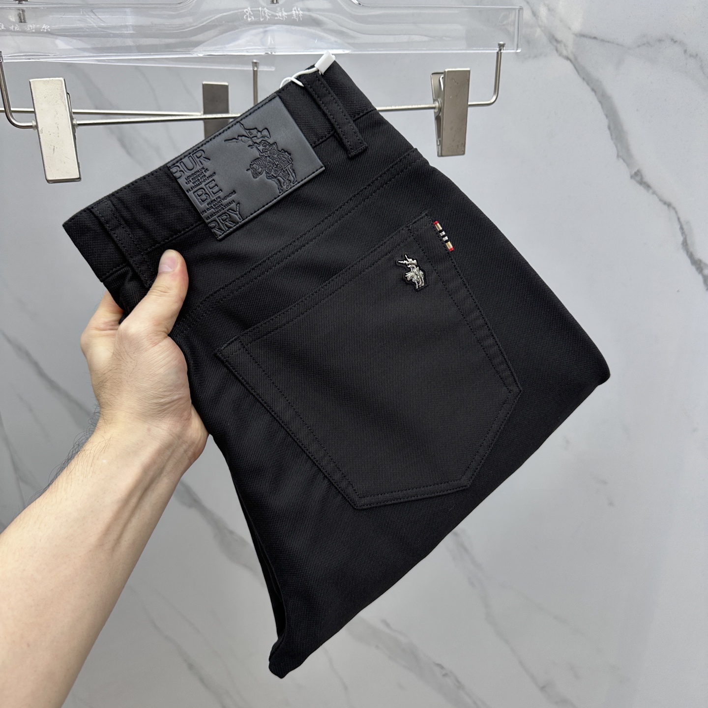 NO:571354,Burberry* Burberry's new 2025 early autumn casual trousers and trousers are available simultaneously on the official website. The trousers are designed with body craftsmanship, customized hardware and accessories, and fabrics are customized. Factory-produced products are exempted from inspection!  Every detail is made to the extreme. Original hardware accessories, full of fashion, stylish and handsome upper body, a must-have item for fashionistas!  A11 original product!  Code number 29-38 no 35.37,,burberry,burberry,alexander wang19860909Burberry*巴宝莉 2025早秋新品休闲裤西裤,官网同步发售,裤身工艺设计,定制五金辅料、面料定制,代工厂出品免检！每个细节做到极致.原版五金配件,潮范十足、上身有型帅气,潮人必备单品！ A11原单出品！ 码数29-38无35.37,,burberry,burberry,alexander wang,Men's clothing