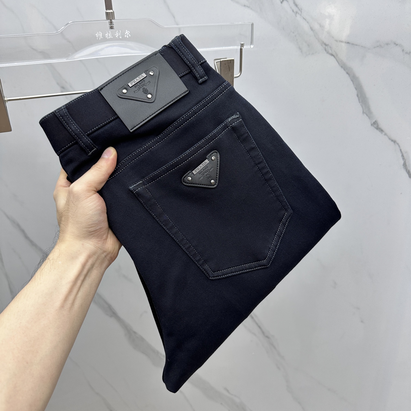 NO:537757,Prada 2025 early autumn new casual jeans. The official website is released simultaneously, with trouser body craft design, customized hardware and auxiliary materials, and customized fabrics, and free of inspection from OEM products!  Every detail is the ultimate. The original hardware accessories are trendy and stylish and handsome, and are essential items for trendy people!  Original production of A11!  Number of codes 29-38 None 35.37, prada, prada, jeans, alexander wang19860909Prada普拉达 2025早秋新品休闲牛仔裤.官网同步发售,裤身工艺设计,定制五金辅料、面料定制,代工厂出品免检！每个细节做到极致.原版五金配件,潮范十足、上身有型帅气,潮人必备单品！ A11原单出品！ 码数29-38无35.37,,prada,prada,jeans,alexander wang,Men's clothing