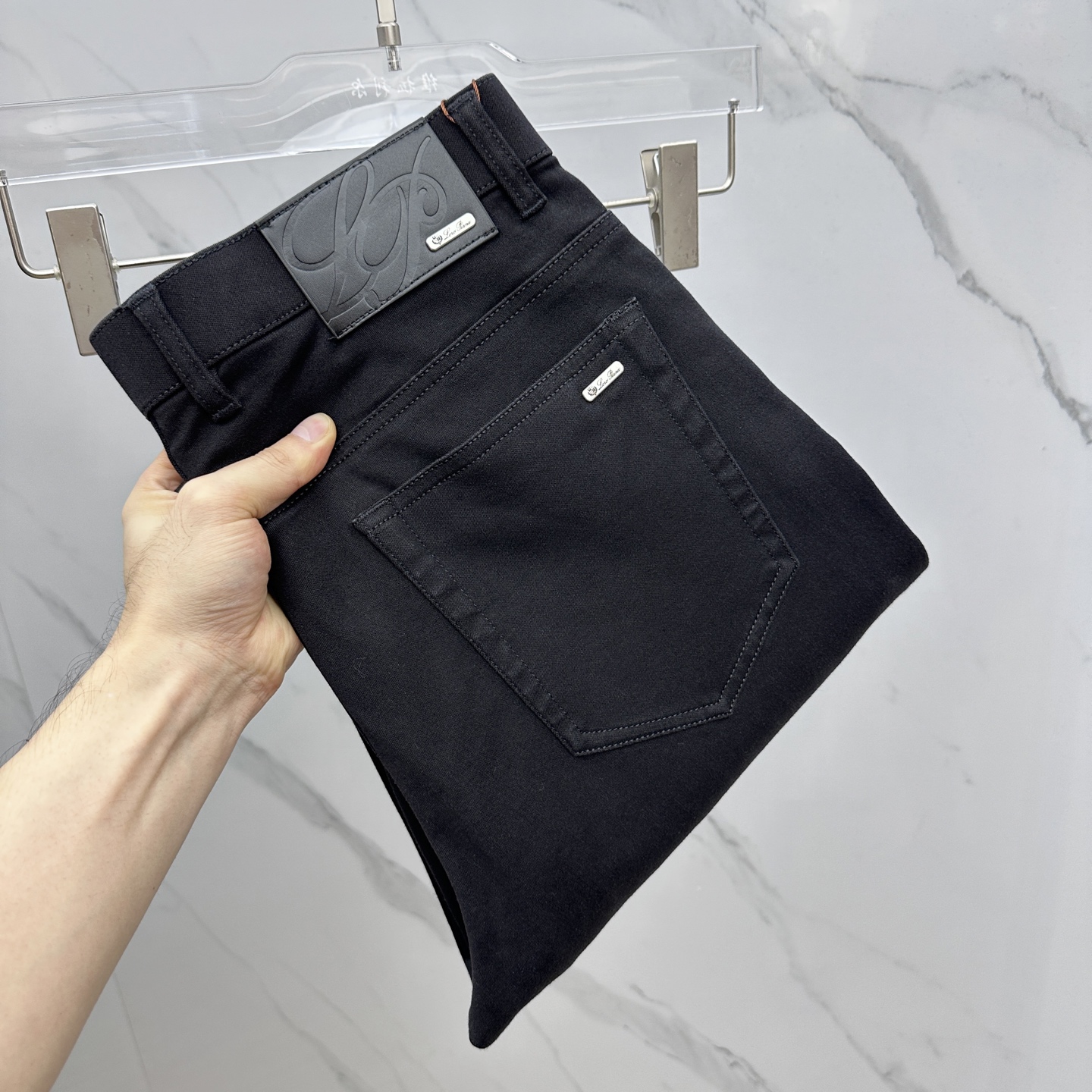 NO:537759,LP early autumn new casual five-bag casual pants and jeans are available simultaneously on the official website, trouser body craft design, customized hardware and auxiliary materials, and fabric customization, and OEM products are free of inspection!  Every detail is the ultimate. The original hardware accessories are trendy and stylish and handsome, and are essential items for trendy people!  Original production of A11!  Number of codes 29-38 None 35.37, loro piana, jeans, alexander wang19860909LP 早秋新品休闲五袋休闲裤牛仔裤,官网同步发售,裤身工艺设计,定制五金辅料、面料定制,代工厂出品免检！每个细节做到极致.原版五金配件,潮范十足、上身有型帅气,潮人必备单品！ A11原单出品！ 码数29-38无35.37,,loro piana,jeans,alexander wang,Men's clothing