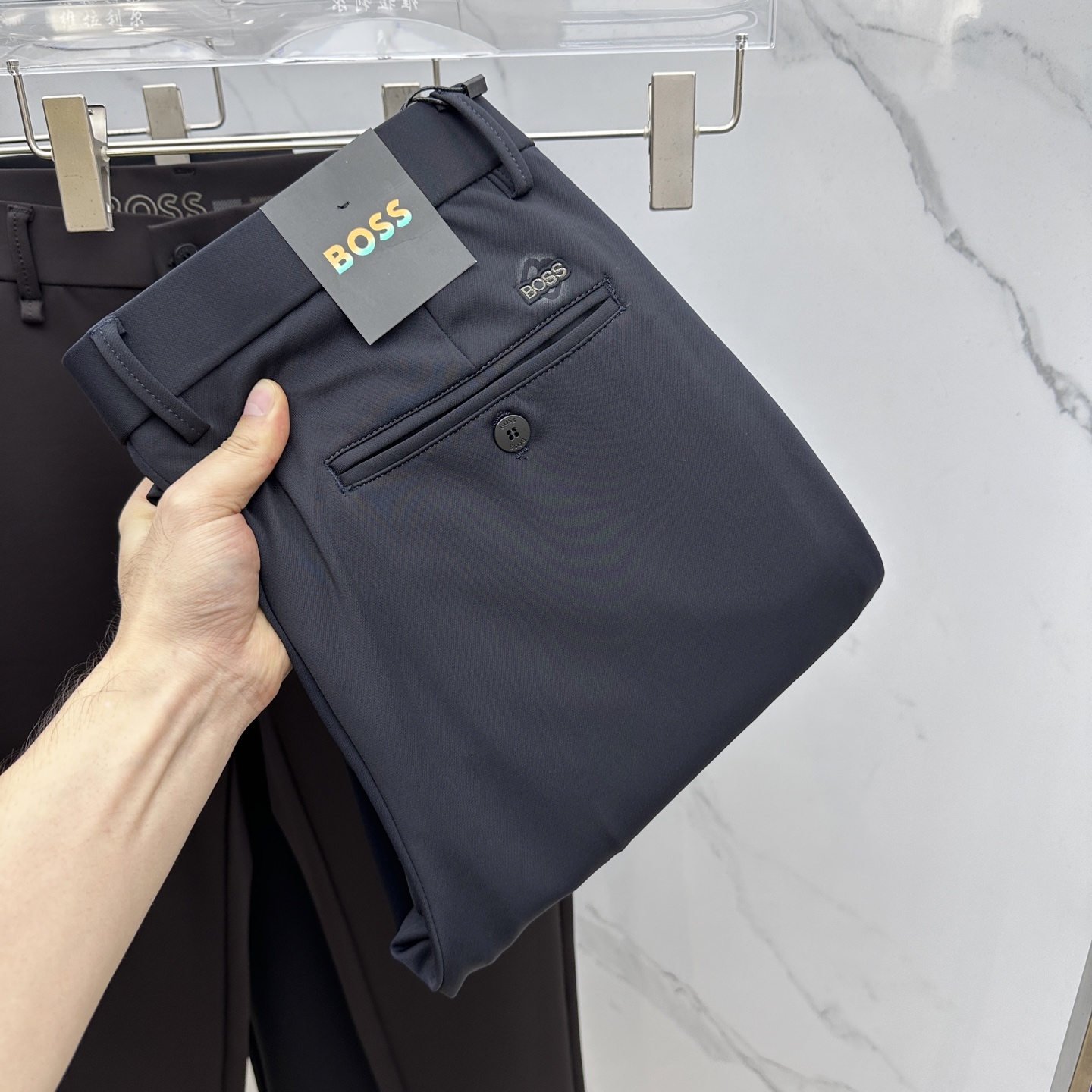 NO:571371,BOSS 2025 early autumn new casual trousers and trousers, available simultaneously on the official website, trousers body craftsmanship design, customized hardware accessories, fabric customization, factory-produced products exempted from inspection!  Every detail is made to the extreme. Original hardware accessories, full of fashion, stylish and handsome upper body, a must-have item for fashionistas!  A11 original product!  Code number 29-38 no 35.37,,alexander wang19860909BOSS 2025早秋新品休闲裤西裤,官网同步发售,裤身工艺设计,定制五金辅料、面料定制,代工厂出品免检！每个细节做到极致.原版五金配件,潮范十足、上身有型帅气,潮人必备单品！ A11原单出品！ 码数29-38无35.37,,alexander wang,Men's clothing