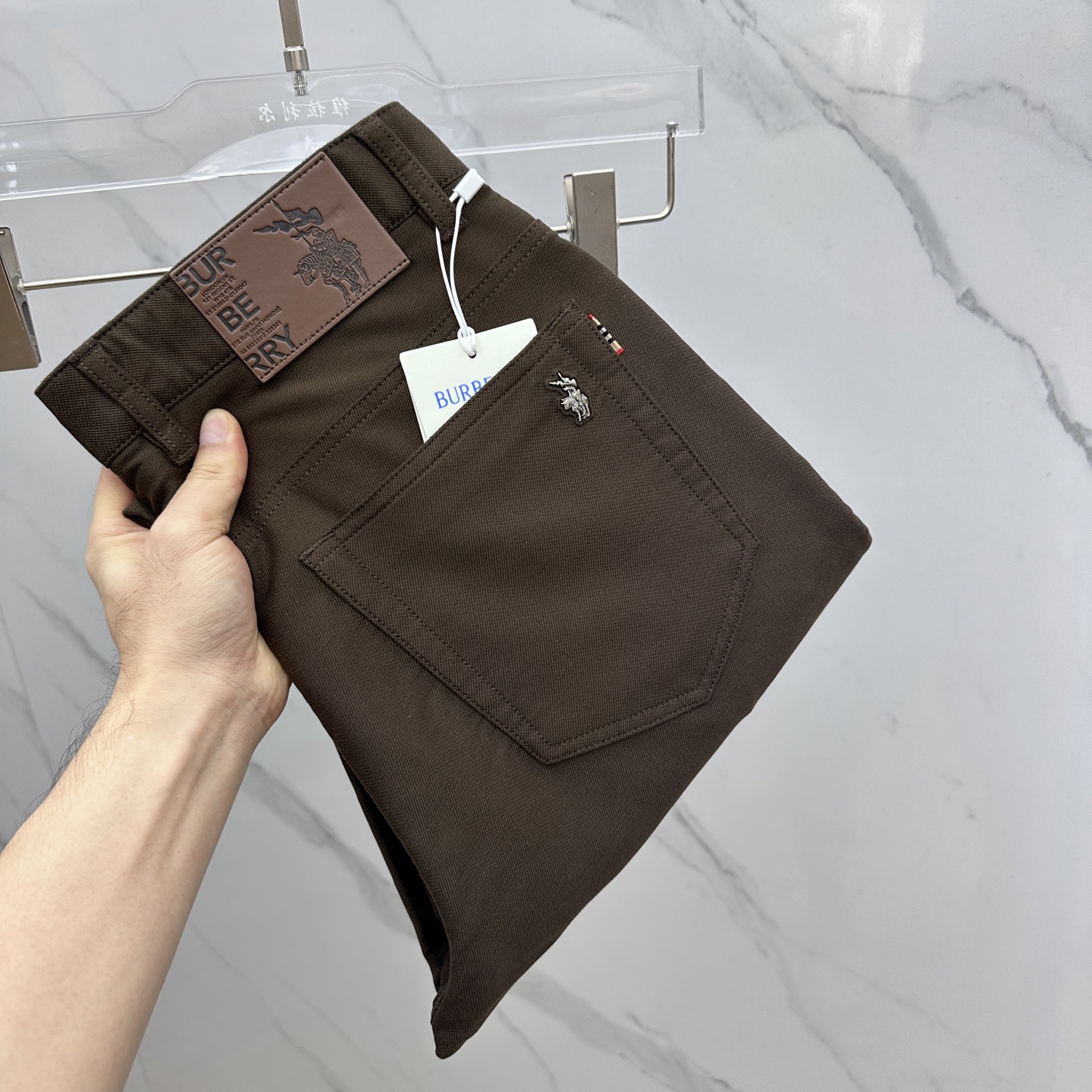 NO:537755,Burberry* Burberry 2025 early autumn new casual pants and trousers, released simultaneously on the official website, trouser body craft design, customized hardware and auxiliary materials, fabric customization, and free inspection from OEM!  Every detail is the ultimate. The original hardware accessories are trendy and stylish and handsome, and are essential items for trendy people!  Original production of A11!  Number of codes 29-38 None 35.37, burberry, burberry, alexander wang19860909Burberry*巴宝莉 2025早秋新品休闲裤西裤,官网同步发售,裤身工艺设计,定制五金辅料、面料定制,代工厂出品免检！每个细节做到极致.原版五金配件,潮范十足、上身有型帅气,潮人必备单品！ A11原单出品！ 码数29-38无35.37,,burberry,burberry,alexander wang,Men's clothing