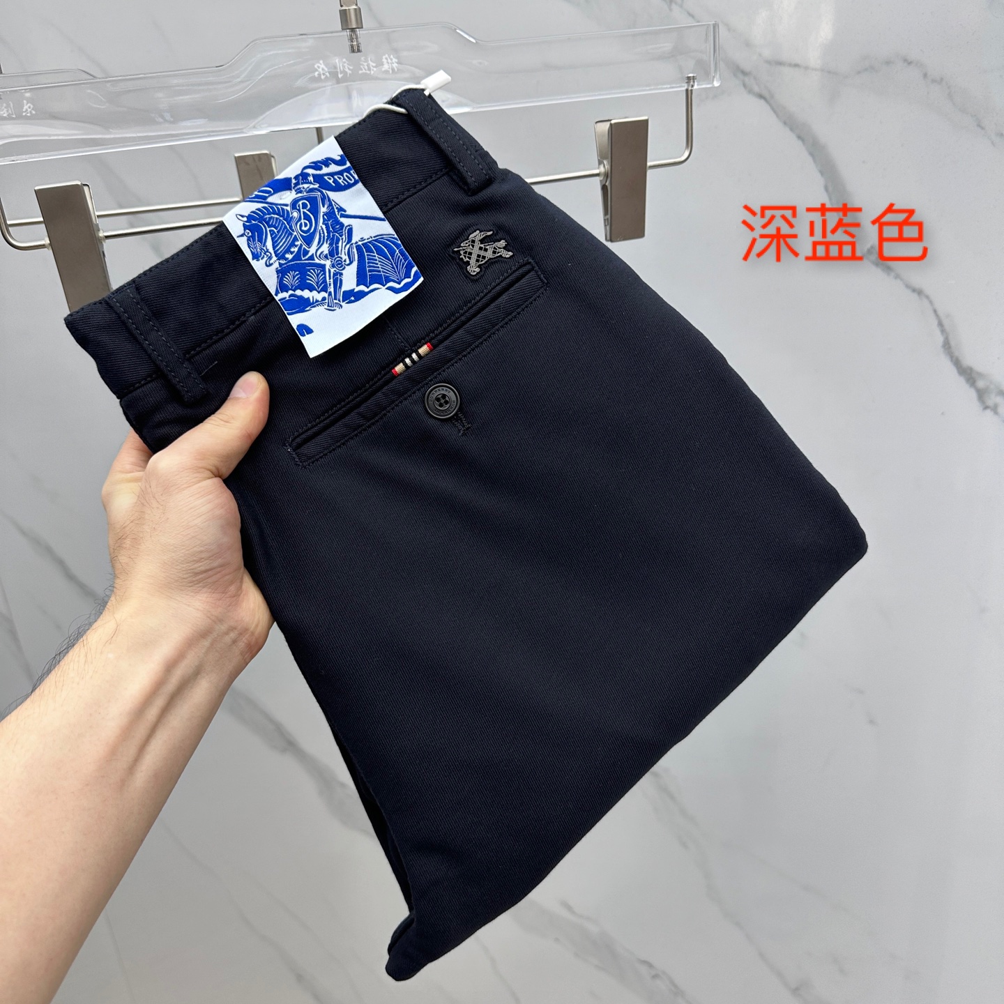 NO:550431,Burberry 2025 early autumn new casual pants and trousers, released simultaneously on the official website, trouser body craft design, customized hardware and auxiliary materials, fabric customization, and OEM products are free of inspection!  Every detail is the ultimate. The original hardware accessories are trendy and stylish and handsome, and are essential items for trendy people!  Original production of A11!  Number of codes 29-38 None 35.37, burberry, burberry, alexander wang19860909Burberry巴宝莉 2025早秋新品休闲裤西裤,官网同步发售,裤身工艺设计,定制五金辅料、面料定制,代工厂出品免检！每个细节做到极致.原版五金配件,潮范十足、上身有型帅气,潮人必备单品！ A11原单出品！ 码数29-38无35.37,,burberry,burberry,alexander wang,Men's clothing