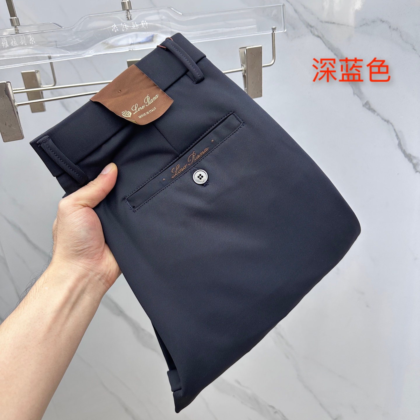 NO:550434,LP early autumn new casual pants and trousers are released simultaneously on the official website, trouser body craft design, customized hardware and auxiliary materials, and fabric customization, and factory-made products are not inspected!  Every detail is the ultimate. The original hardware accessories are trendy and stylish and handsome, and are essential items for trendy people!  Original production of A11!  Number of codes 29-38 None 35.37, loro piana, alexander wang19860909LP 早秋新品休闲裤西裤,官网同步发售,裤身工艺设计,定制五金辅料、面料定制,代工厂出品免检！每个细节做到极致.原版五金配件,潮范十足、上身有型帅气,潮人必备单品！ A11原单出品！ 码数29-38无35.37,,loro piana,alexander wang,Men's clothing