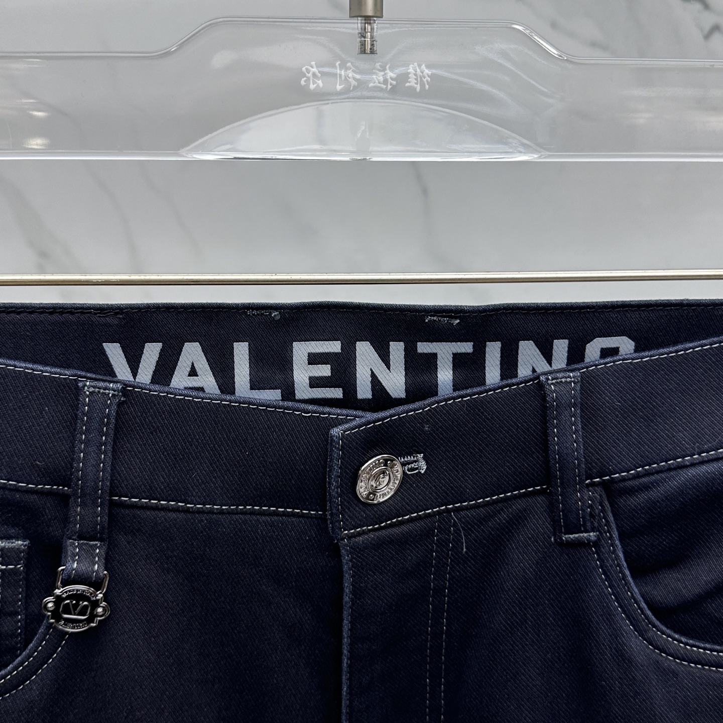 🆕Valentino华伦天奴 2025早秋新品休闲牛仔裤。官网同步发售，裤身工艺设计，定制五金辅料、面料