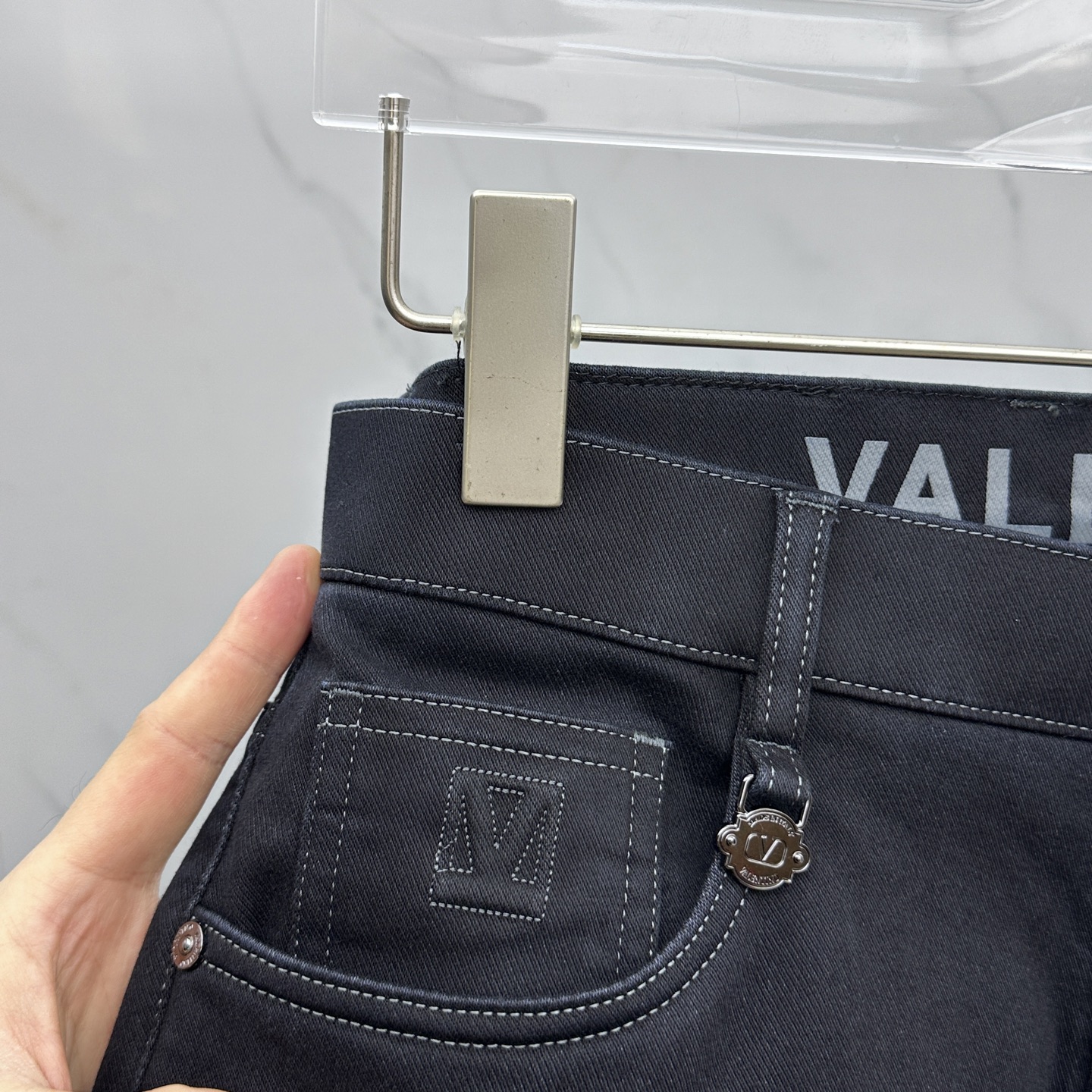 🆕Valentino华伦天奴 2025早秋新品休闲牛仔裤。官网同步发售，裤身工艺设计，定制五金辅料、面料