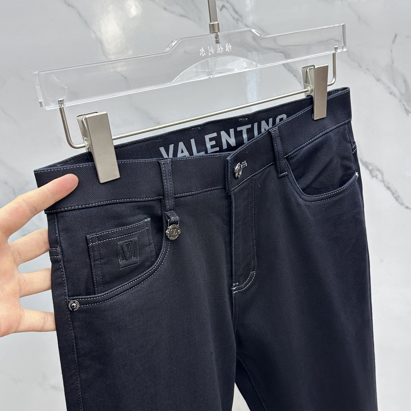 🆕Valentino华伦天奴 2025早秋新品休闲牛仔裤。官网同步发售，裤身工艺设计，定制五金辅料、面料