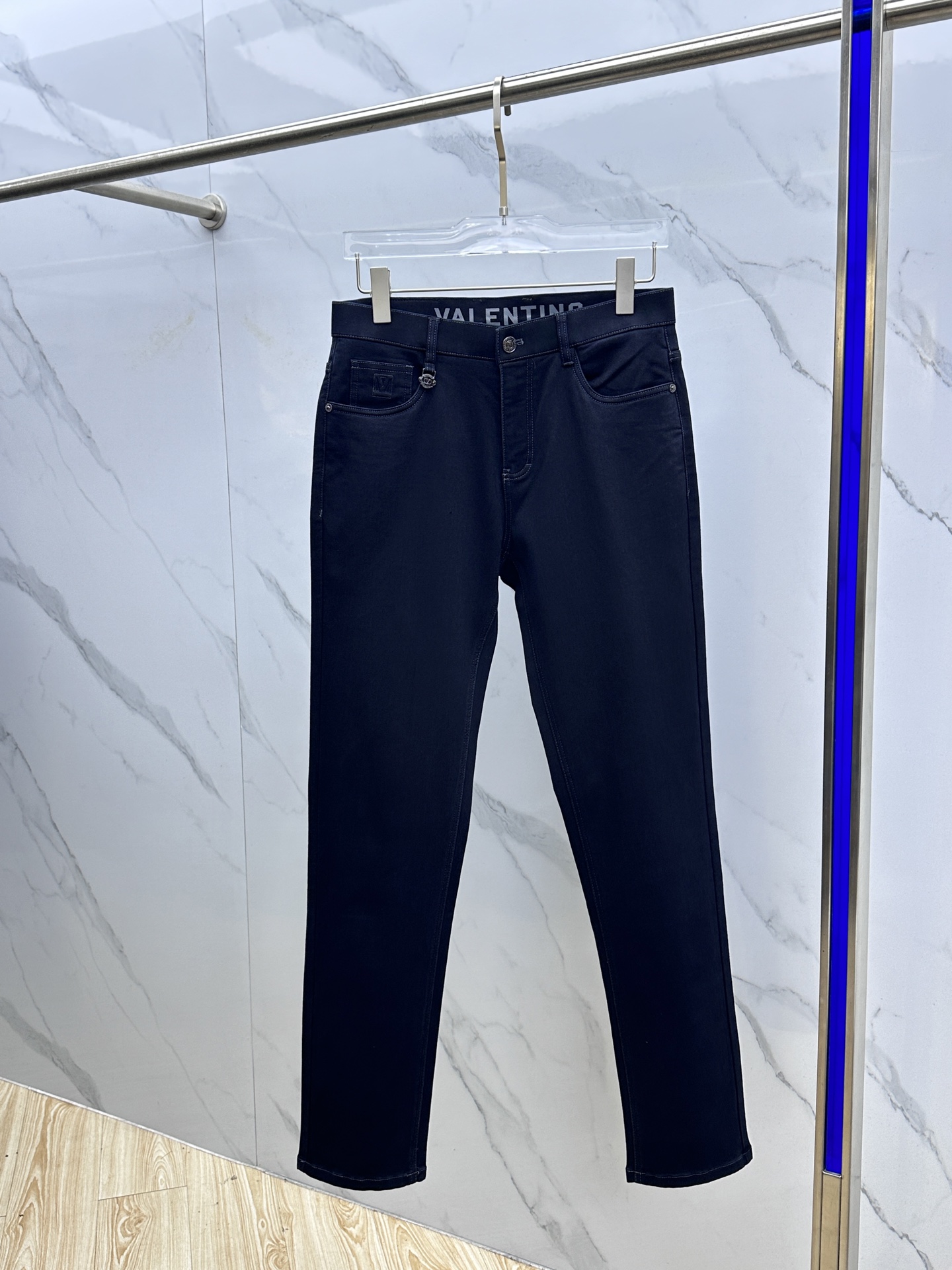 🆕Valentino华伦天奴 2025早秋新品休闲牛仔裤。官网同步发售，裤身工艺设计，定制五金辅料、面料