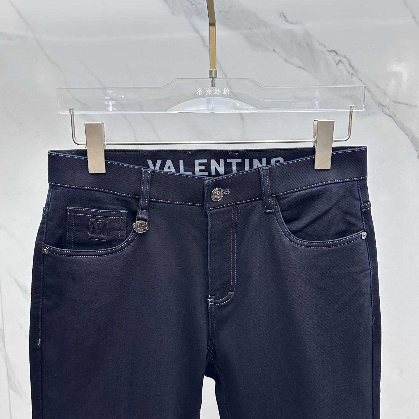 🆕Valentino华伦天奴 2025早秋新品休闲牛仔裤。官网同步发售，裤身工艺设计，定制五金辅料、面料