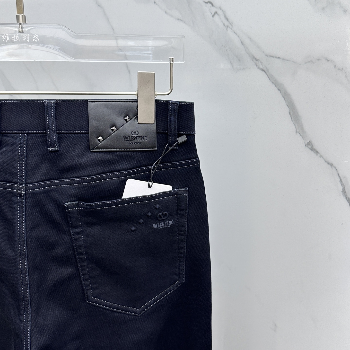 🆕Valentino华伦天奴 2025早秋新品休闲牛仔裤。官网同步发售，裤身工艺设计，定制五金辅料、面料
