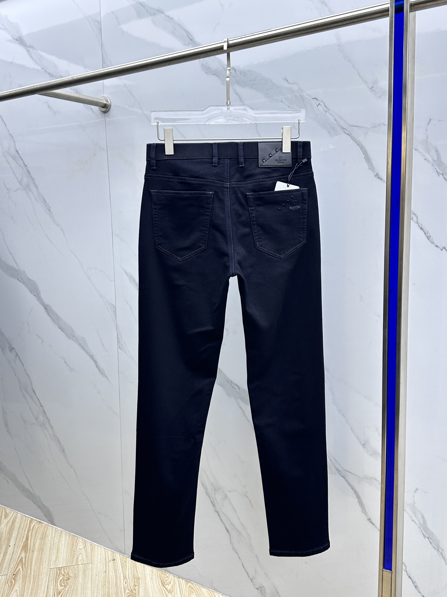 🆕Valentino华伦天奴 2025早秋新品休闲牛仔裤。官网同步发售，裤身工艺设计，定制五金辅料、面料