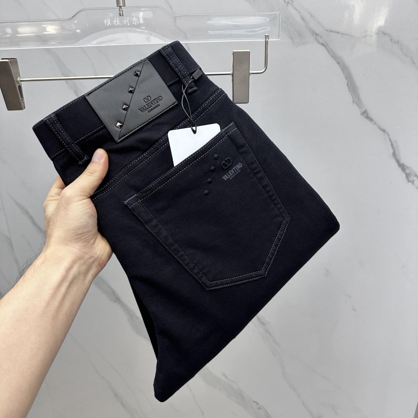 🆕Valentino华伦天奴 2025早秋新品休闲牛仔裤。官网同步发售，裤身工艺设计，定制五金辅料、面料