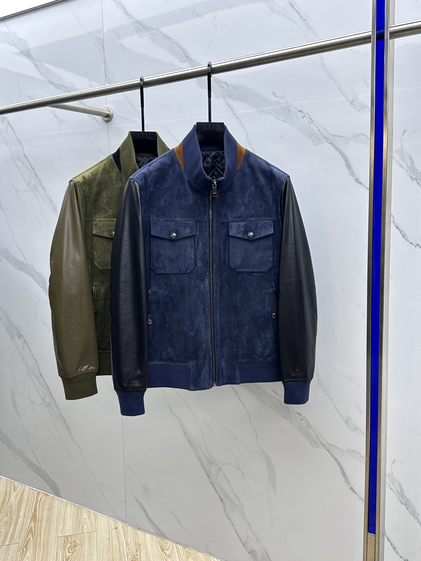 NO:523788,ZEGNA Men's sheepskin splicing lapel genuine leather. Foreign trade goods, limited edition overseas direct supply, 25-year autumn and winter high-end show style, heavyweight and elegant, hall-level tasting beauty. The hooded regular style, simple design, clean and neat, combined with the splicing of the overall genuine leather sheepskin, free and easy to release. It is not only durable, but also practical, easy to move. It feels unrestrained, similar in shape, and generally does not reveal the weaving texture. It feels warm, plump and elastic. It is a small, high-quality fixed fabric that can keep warm in the north and south winter, with a warm and comfortable touch, and a luxurious and low-key heavy-duty design on the chest. The details are ingenious and exquisite. The colors are not only versatile but also very high-end. The upper body style is full of zero-same-spoke styles on the market, which is a unique existence. hs  Size 48-56, zegna, sheepskin,hats,alexander wang19860909ZEGNA 杰尼亚 男士绵羊皮拼接翻领真皮.洋行贸易货,海外直供限量款,25年秋冬高级秀场款,重磅级臻品,殿堂级品鉴尤物.连帽常规的版型,简约设计剪裁干净利落的同时,结合整体真皮绵羊皮的拼接,洒脱与率性释放出来,不仅耐看,实用性也是很好的,便于活动,穿上身感觉无拘无束,形似,织纹一般不显露,手感温暖、丰满、富有弹性,是一款南北方冬天可以御寒的小,高品质定面料,触感温暖手感舒服,胸前充满奢华感又低调的重工设计,细节匠心考究,颜色不仅百搭还非常显高级,上身款型十足,市面零撞衫的类型,属于独一无二的存在.hs 尺码48-56,,zegna,sheepskin,hats,alexander wang,Men's clothing