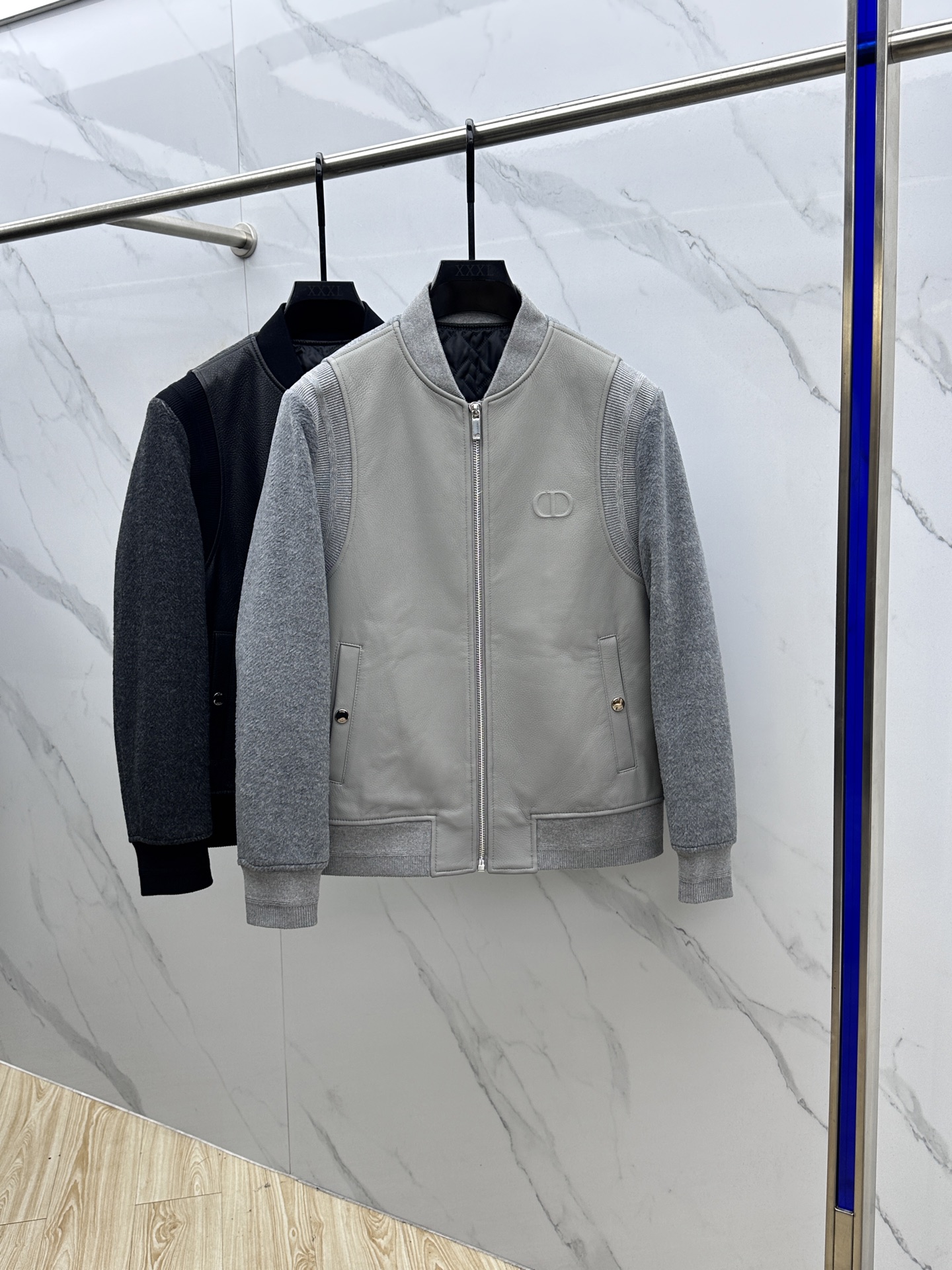 NO:596979,Dior Dior's new autumn and winter style | Cowhide and wool baseball jacket, a new definition of fashion Dior's new autumn and winter style is coming. The collision of cowhide and wool creates a unique baseball jacket. The classic baseball uniform style is neat and fashionable. The cowhide texture is crisp, the wool is delicate and skin-friendly, the splicing design breaks the rules, and the details are full of high-end taste~  Whether you pair it with jeans for a casual street style or with a skirt for a mix-and-match style, you can easily style it. It must have a place in your autumn and winter wardrobe. When you wear it, you will turn heads immediately. HS sizes 48-56, dior, dior, skirts, jeans, jackets & coats, cowhide, alexander wang19860909Dior迪奥 秋冬新款 | 牛皮拼羊毛棒球外套,时髦新定义 Dior 秋冬新款来袭 牛皮与羊毛碰撞,打造独特棒球外套 经典棒球服型,利落又藏不住的时髦感.牛皮质感挺括,羊毛细腻亲肤,拼接设计打破常规,细节里全是高级品味~ 不管是配牛仔裤走随性街头风,还是搭裙装玩混搭,都能轻松拿捏造型,秋冬衣橱必须有它一席之地,穿出去回头率直接拉满hs 尺码48-56,,dior,dior,skirts,jeans,jackets & coats,cowhide,alexander wang,Men's clothing