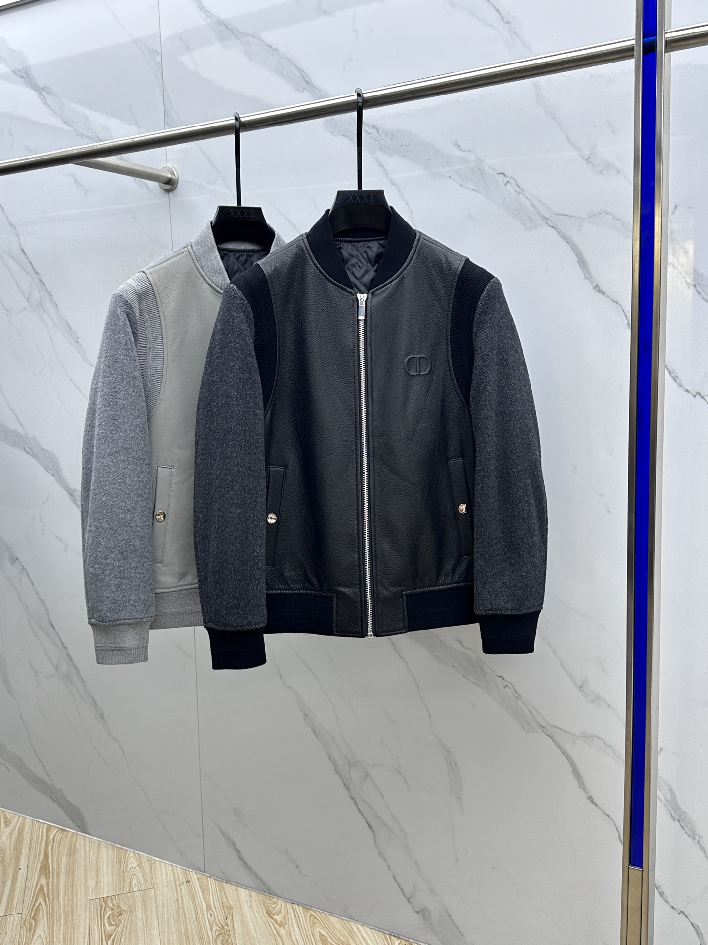 NO:523790,Dior Autumn and Winter New Style | Cowhide Wool Baseball Jacket, New Definition of Fashion Dior Autumn and Winter New Style is coming. Cowhide and wool collide to create a unique baseball jacket. Classic baseball uniform style, neat and unhidden fashion sense. Cowhide leather is crisp, delicate and skin-friendly, the splicing design breaks the routine, and the details are all high-end taste~ Whether it is a casual street style with jeans or a mix and match with skirts, you can easily make the shape. The autumn and winter wardrobe must have a place, and the return rate is directly pulled up to the hs. Size 48-56,,dior,dior,skirts,jeans,jackets & coats,cowhide,alexander wang19860909Dior迪奥 秋冬新款 | 牛皮拼羊毛棒球外套,时髦新定义 Dior 秋冬新款来袭 牛皮与羊毛碰撞,打造独特棒球外套 经典棒球服型,利落又藏不住的时髦感.牛皮质感挺括,羊毛细腻亲肤,拼接设计打破常规,细节里全是高级品味~ 不管是配牛仔裤走随性街头风,还是搭裙装玩混搭,都能轻松拿捏造型,秋冬衣橱必须有它一席之地,穿出去回头率直接拉满hs 尺码48-56,,dior,dior,skirts,jeans,jackets & coats,cowhide,alexander wang,Men's clothing