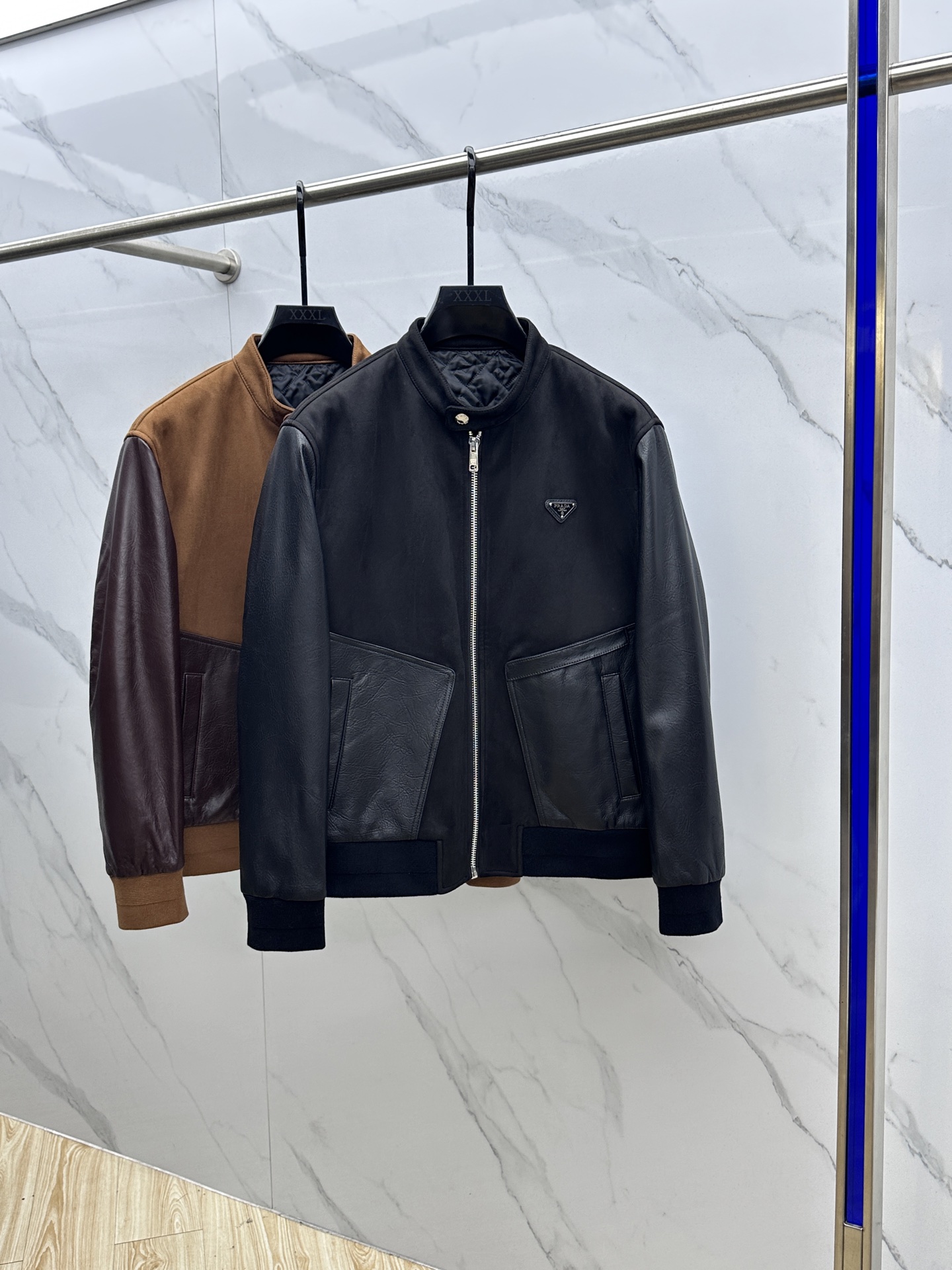 NO:523792,Prada, 2025P home hooded style, an eye-catching fashion item, fashionable leather casual jacket with retro and fashionable feelings, reveals a light luxury life attitude in casualness, and it is a very independent and fashionable taste celebrity. Original mold opening cotton design, imported lambskin splicing luxury brands are often styled and leather. This large-body fabric is imported sheepskin fabric with soft and delicate touch, and is comfortable and soft to wear on the body, and it is in line with the current relaxed and unrestrained style. This fabric splicing is absolutely love, please buy it!  hs size 48-56, prada, prada, jackets & coats, sheepskin, hats, alexander wang19860909Prada普拉达 、2025P家连帽款自带复古时尚情怀的一款吸睛时尚单品时尚拼皮休闲夹克,休闲中流露出轻奢感的生活态度,一看就是很有主见的时髦品味大咖. 原版开模 夹棉设计,进口小羊皮拼接奢侈大牌考究往往是版型和皮料.这款大身面料是进口绵羊皮面料手感软细腻,穿在身上很舒服柔和,又符合现在的轻松不拘束,充满洒脱随行的风格.这种面料拼接穿上绝对爱了亲们抓紧入手！hs 尺码48-56,,prada,prada,jackets & coats,sheepskin,hats,alexander wang,Men's clothing