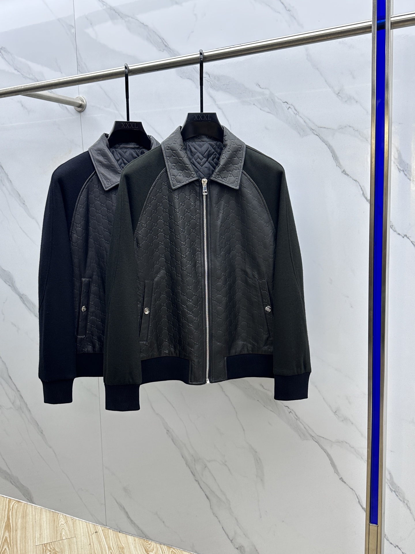 NO:523794,Gucci exclusive first release of 2025ss autumn and winter new styles official website synchronization lychee pattern lambskin spliced ​​wool lapel jacket jacket!  The top-grade leather is super delicate!  Minimalist tailoring. Double G concave embossing craftsmanship, pure handmade strip rib splicing design is cool and high-end!  A tall, rich and handsome guy must buy fashionable items. Imported New Zealand sheepskin. The original custom style is versatile and not picky about people. Super custom hardware accessories are perfect. Perfect workmanship and quality depends on the details!  hs size 48-56, gucci,gucci,jackets & coats,jackets & coats,sheepskin,alexander wang19860909Gucci古驰 独家首发2025ss秋冬新款官网同步 荔枝纹小羊皮拼接羊毛翻领夹克外套！顶级皮质超级细腻！极简主义剪裁.双G凹凸压花工艺,纯手工车条皮罗纹拼接设计又飒又高级！高富帅必入时髦单品.进口新西兰小绵羊皮.原版定制版型百搭不挑人上身超级正定制五金配件.完美做工品质看细节！hs 尺码48-56,,gucci,gucci,jackets & coats,jackets & coats,sheepskin,alexander wang,Men's clothing