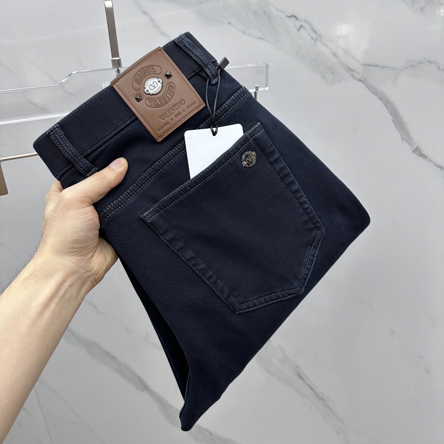 NO:550440,Valentino 2025 early autumn new casual jeans. The official website is released simultaneously, with trouser body craft design, customized hardware and auxiliary materials, and customized fabrics, and free of inspection for OEM products!  Every detail is the ultimate. The original hardware accessories are trendy and stylish and handsome, and are essential items for trendy people!  Original production of A11!  Number of codes 29-38 None 35.37, valentino, valentino, jeans, alexander wang19860909Valentino华伦天奴 2025早秋新品休闲牛仔裤.官网同步发售,裤身工艺设计,定制五金辅料、面料定制,代工厂出品免检！每个细节做到极致.原版五金配件,潮范十足、上身有型帅气,潮人必备单品！ A11原单出品！ 码数29-38无35.37,,valentino,valentino,jeans,alexander wang,Men's clothing